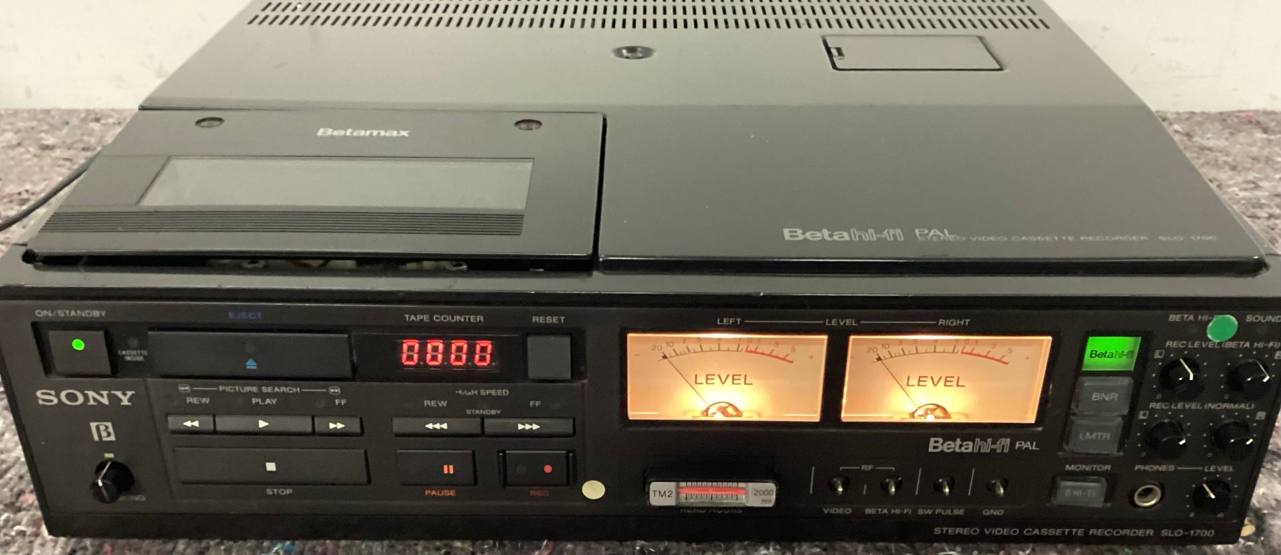 SONY BETA HIFI VIDEO CASSETTE RECORDER. Nice professional Pal stereo cassette recorder found here