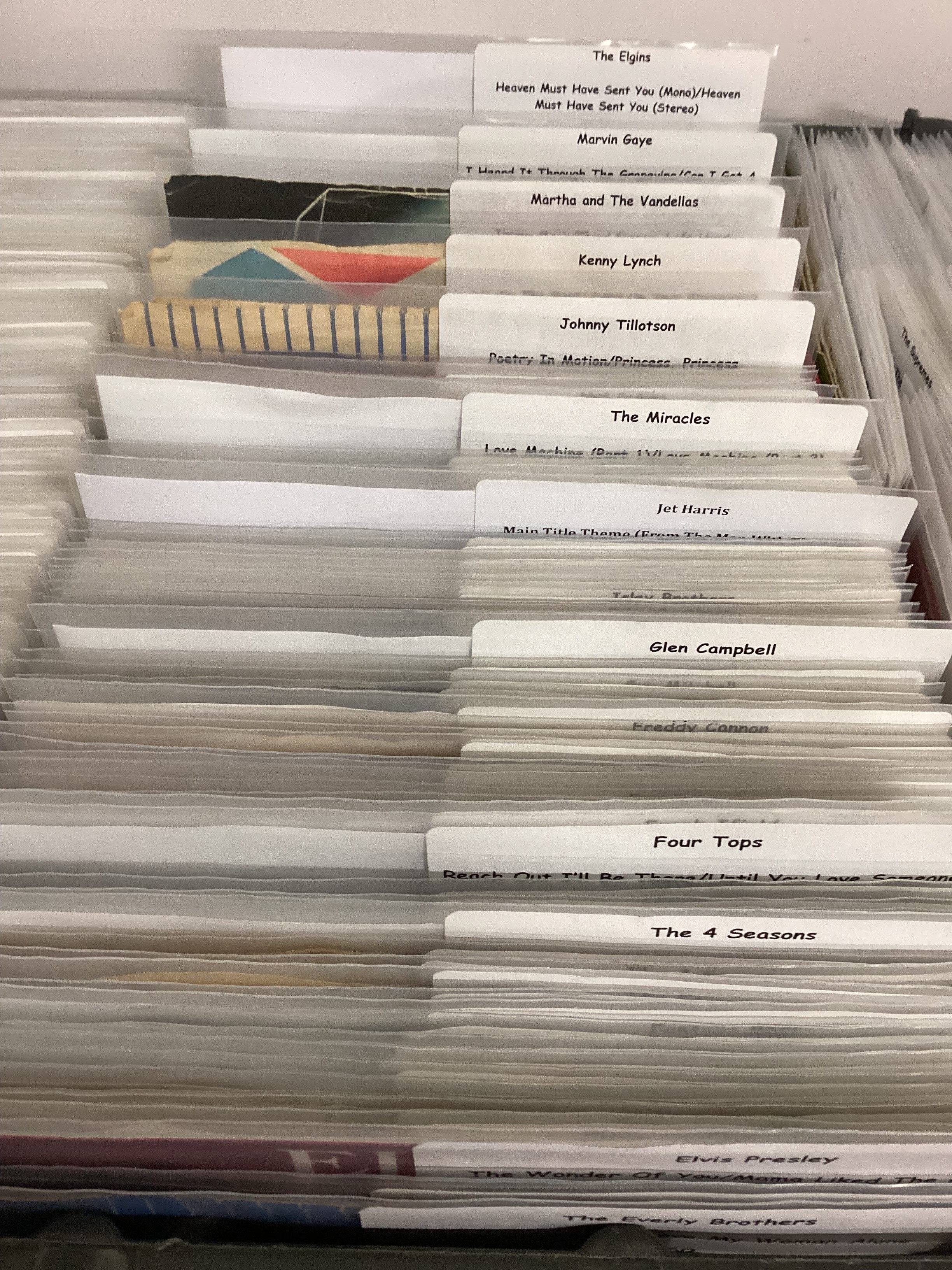 LARGE TRAY OF VARIOUS HIT SINGLES. - Image 3 of 3
