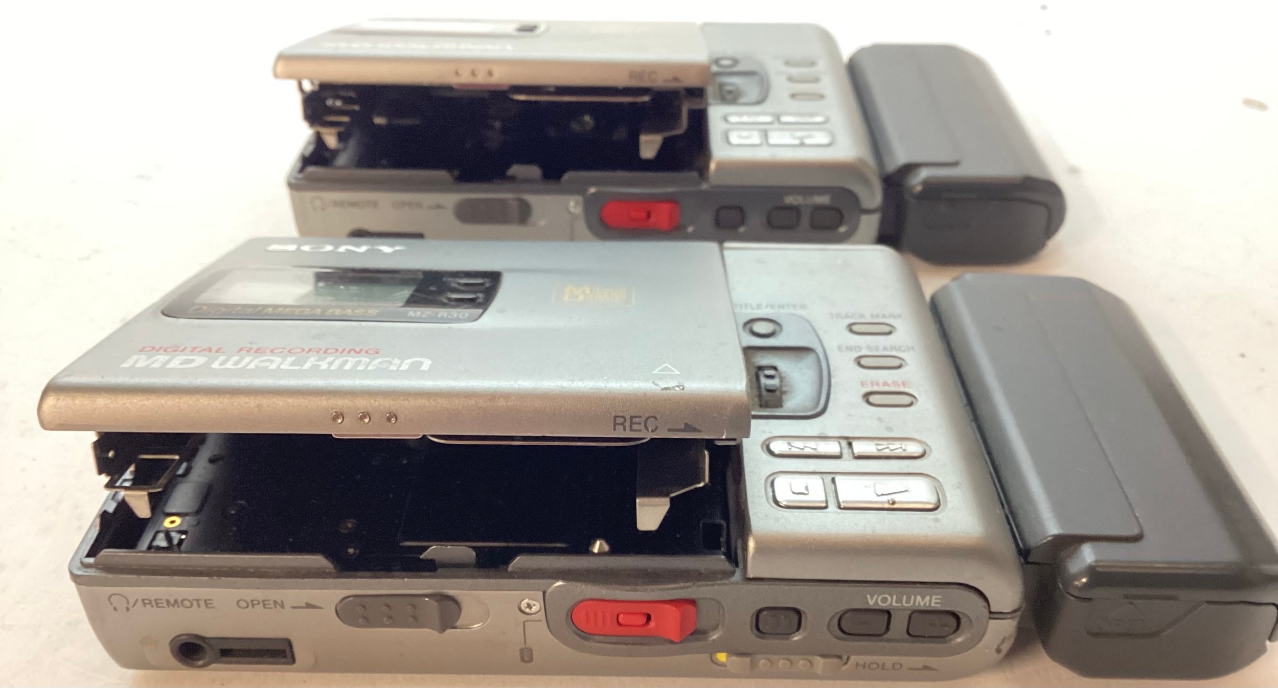 SONY MINI-DISC PLAYERS X 2. These are digital minidisc players/ recorders. They are model No. MZ- - Bild 2 aus 4