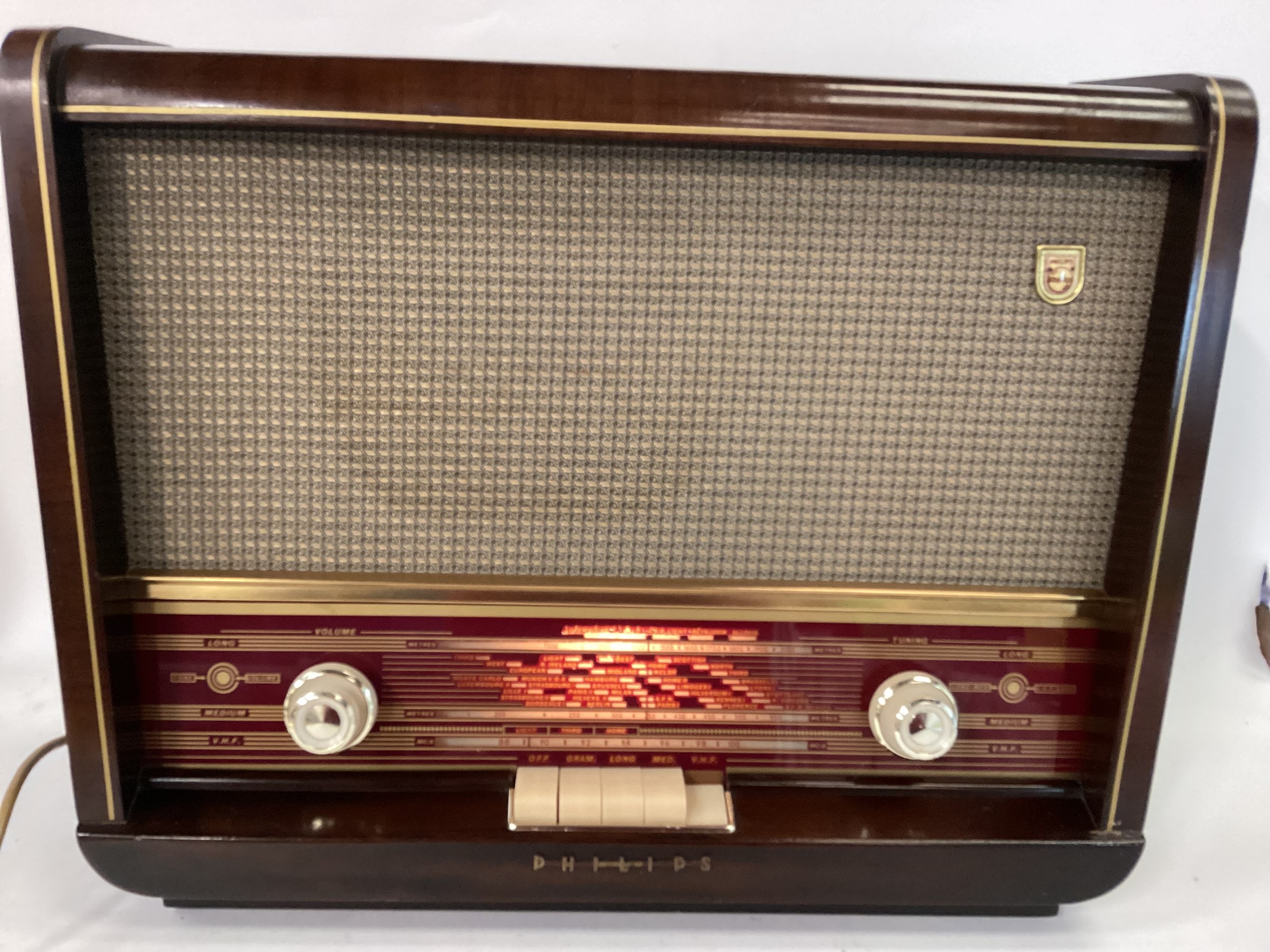 PHILIPS VINTAGE VALVE RADIO. This radio is model No. B5G64A. It has been recently serviced and works