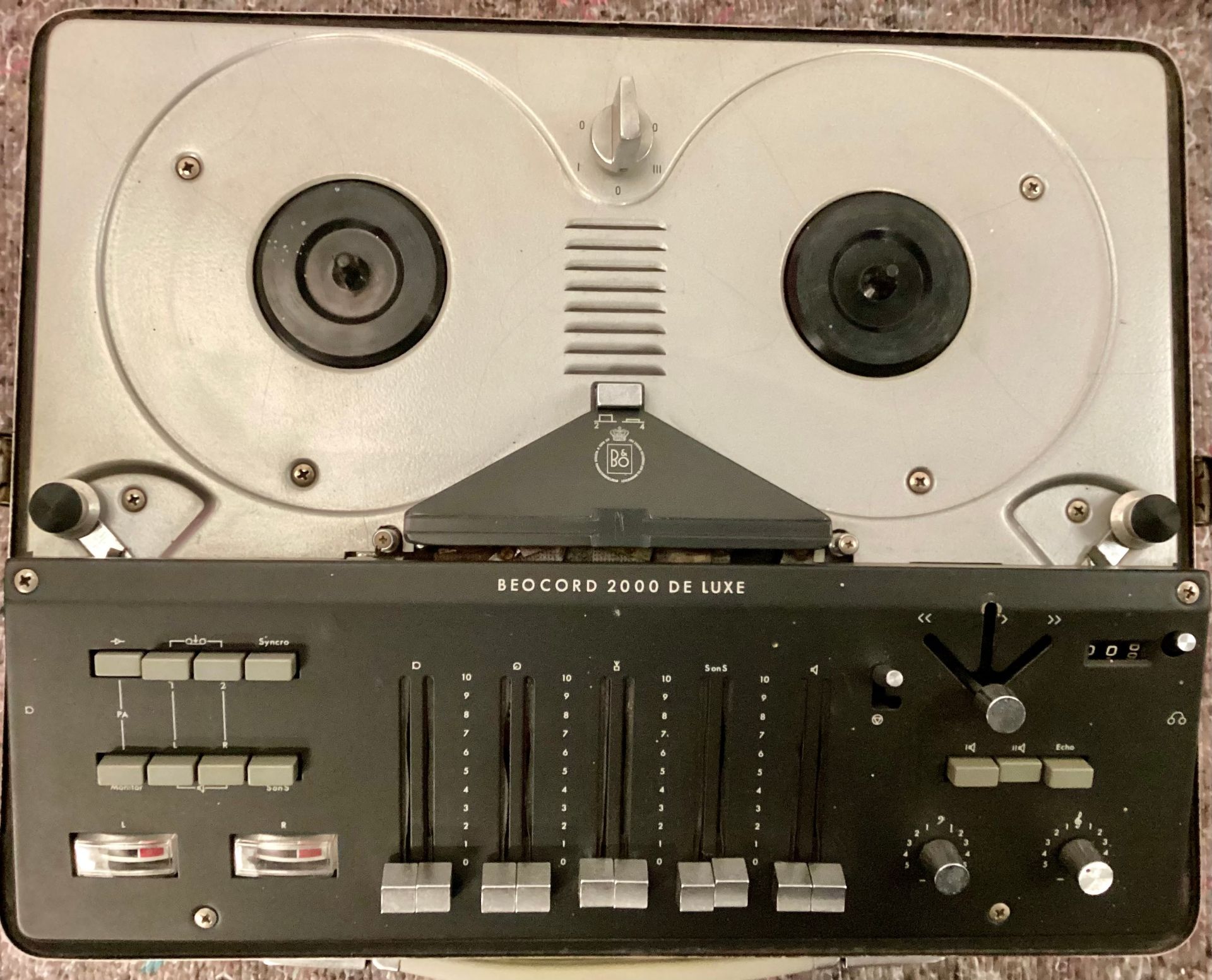 BEOCORD 2000 DELUXE REEL TO REEL TAPE RECORDER. This is a portable machine made by B & O with 2 clip - Image 2 of 6