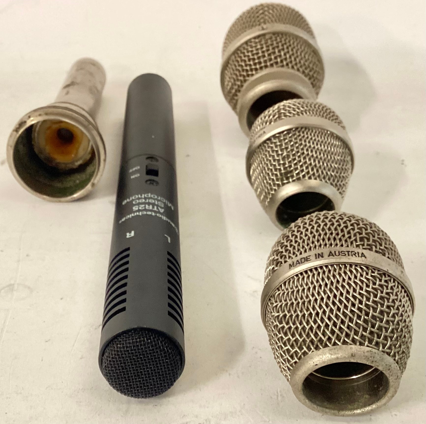 MICROPHONES / PARTS ETC. Here we have a Audio Technical ATR25 microphone along with AKG spare - Bild 2 aus 2