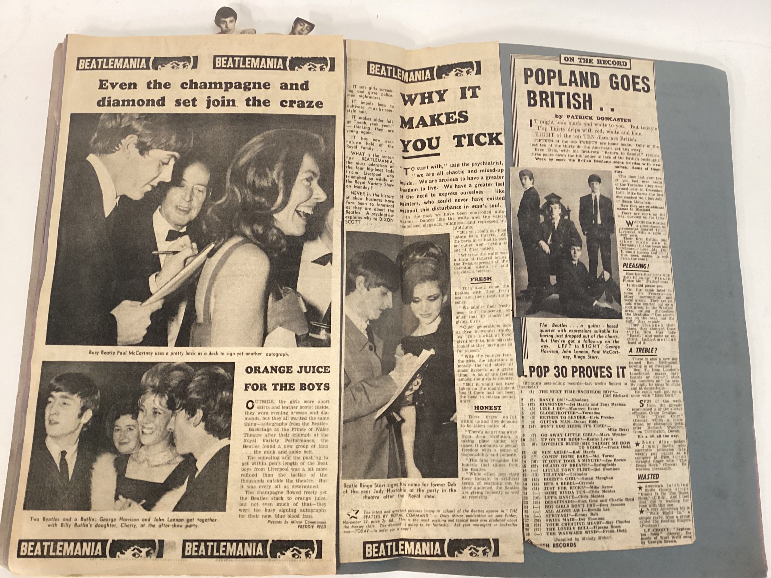 COLLECTION OF EPHEMERA FROM THE BEATLES. Nice collection of various items in print from The Beatles. - Bild 7 aus 9