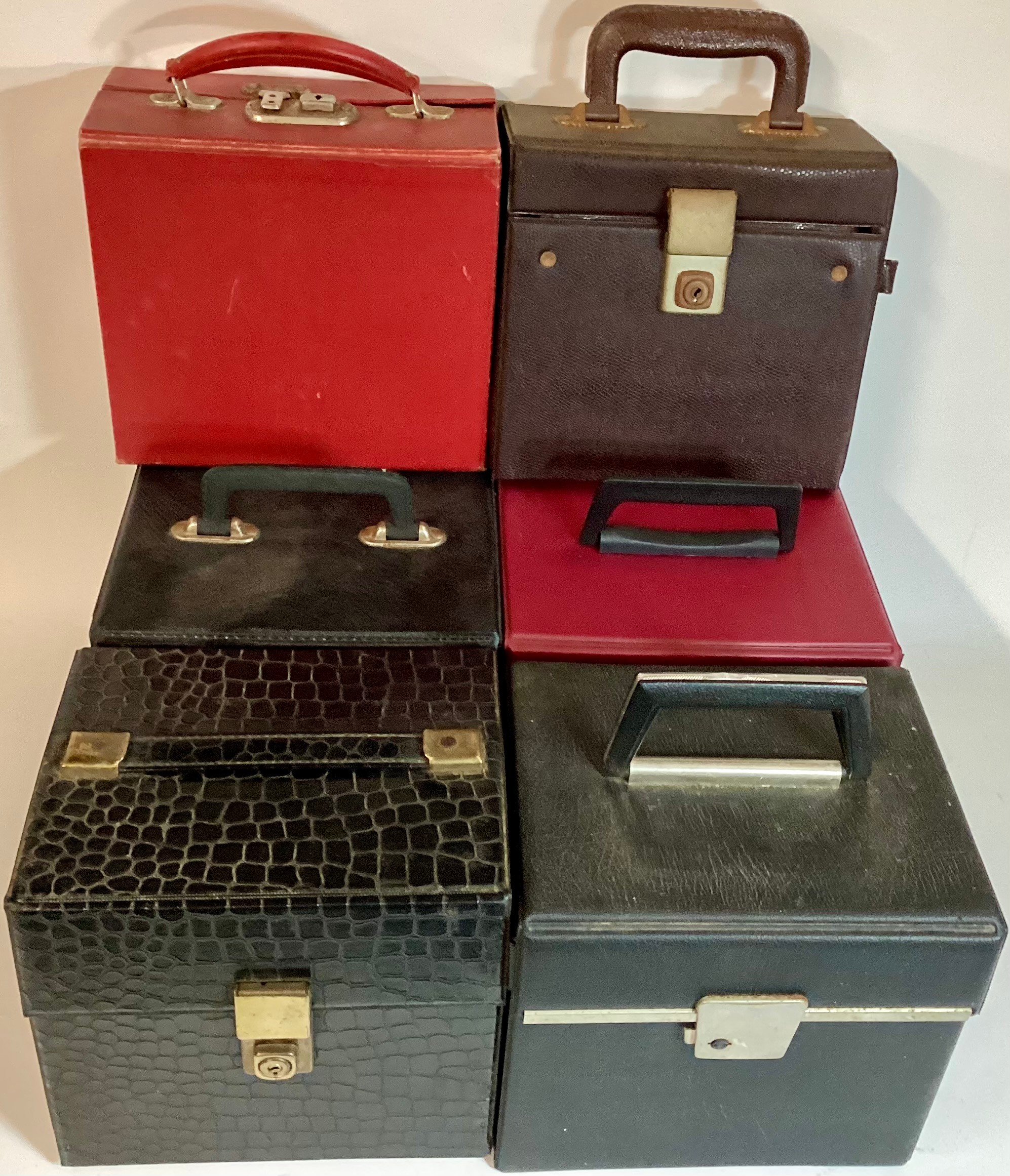 SINGLES CARRY CASES X 5. Nice set of five various 7” singles carry cases all found in VG conditions.