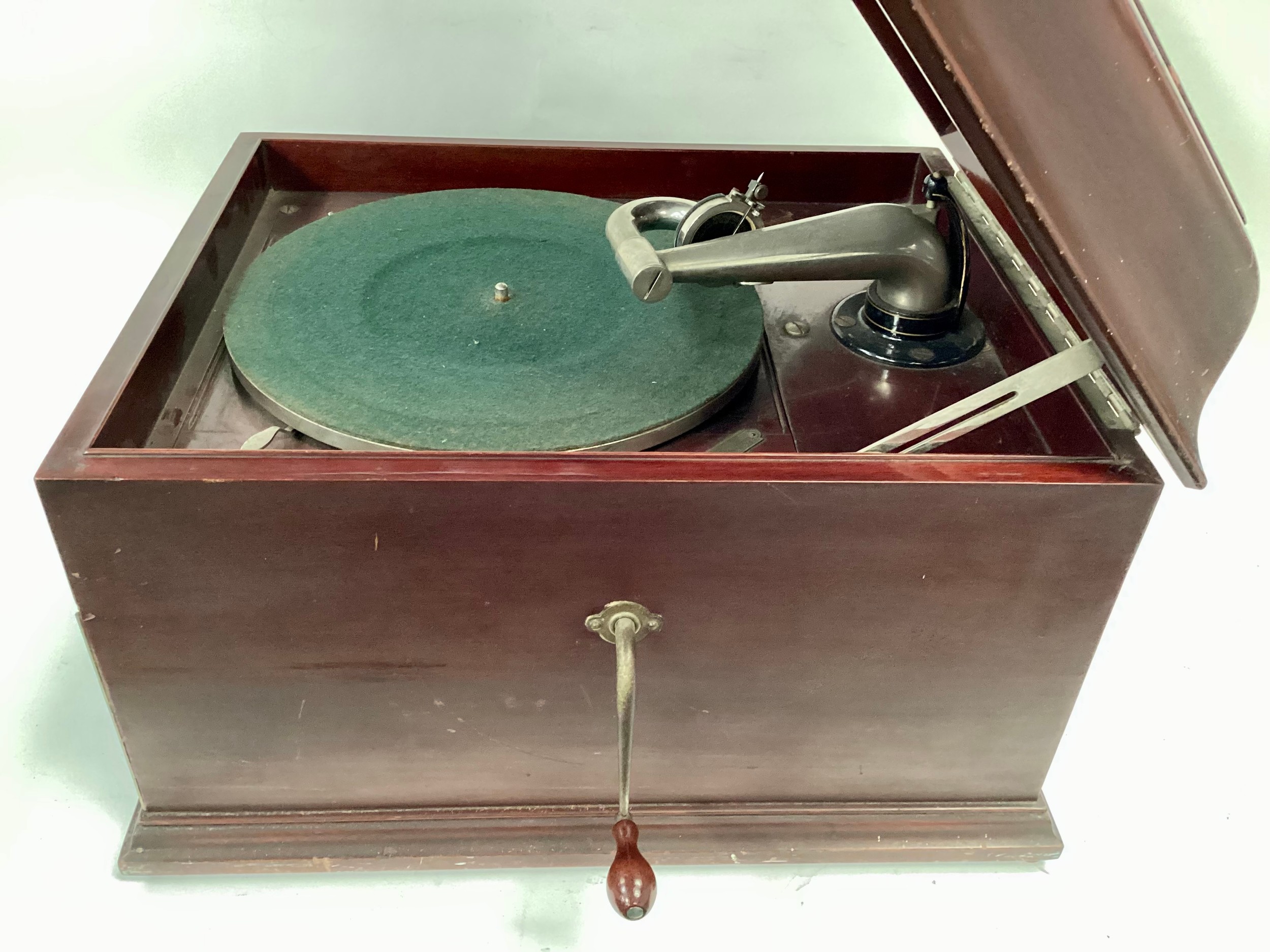 HMV CASED GRAMOPHONE. This is a vintage wind-up shellac playing record player. Complete with its - Bild 8 aus 8