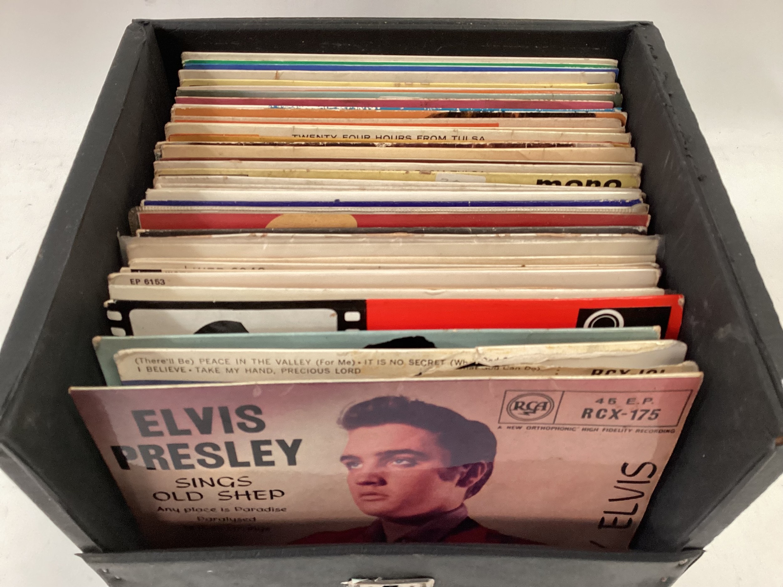 BOX OF VARIOUS EXTENDED PLAY VINYL 7” SINGLES. This selection has artists to include - Elvis Presley