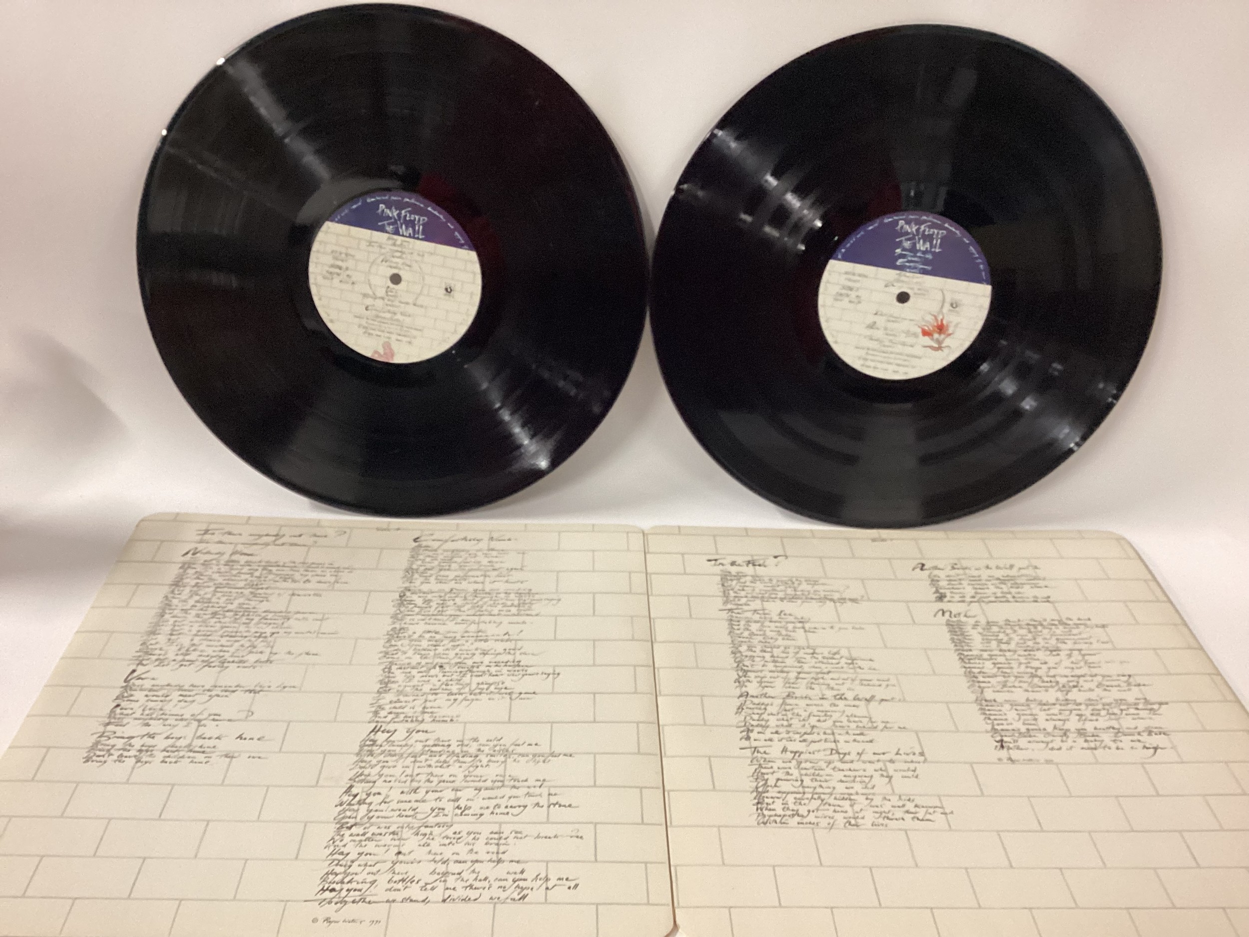 PINK FLOYD VINYL LP RECORDS X 2. Copies here include ‘The Wall’ double album on Harvest SHDW 411 - Image 4 of 9