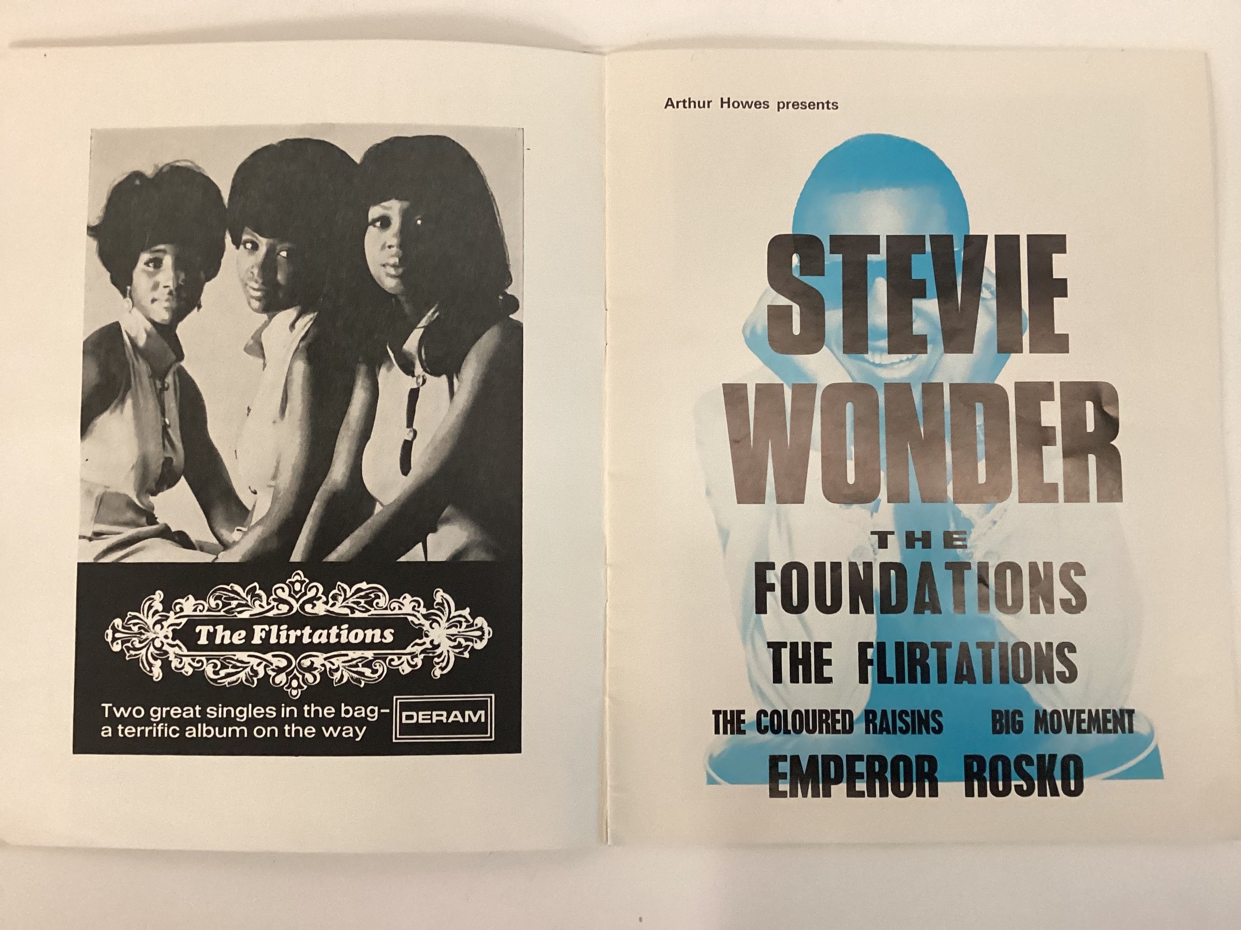 4 VINTAGE MUSIC CONCERT PROGRAMMES. To include The Dave Clark Five with stars also to include The - Bild 7 aus 10