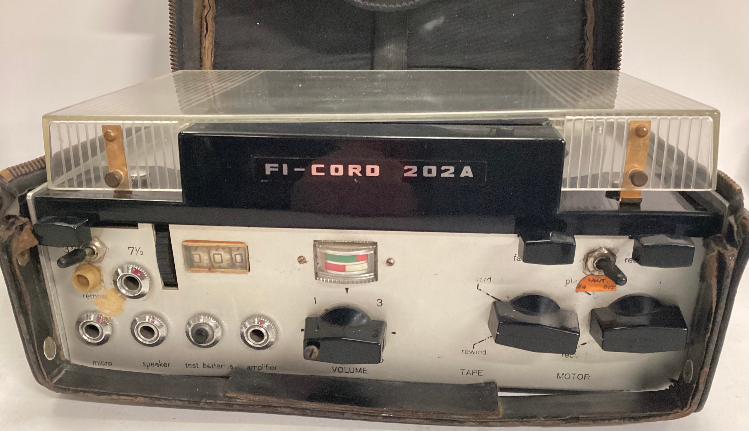 FI-CORD PORTABLE REEL TO REEL TAPE RECORDERS. Here we have 2 tape recorders model No. 202A. One - Image 2 of 8