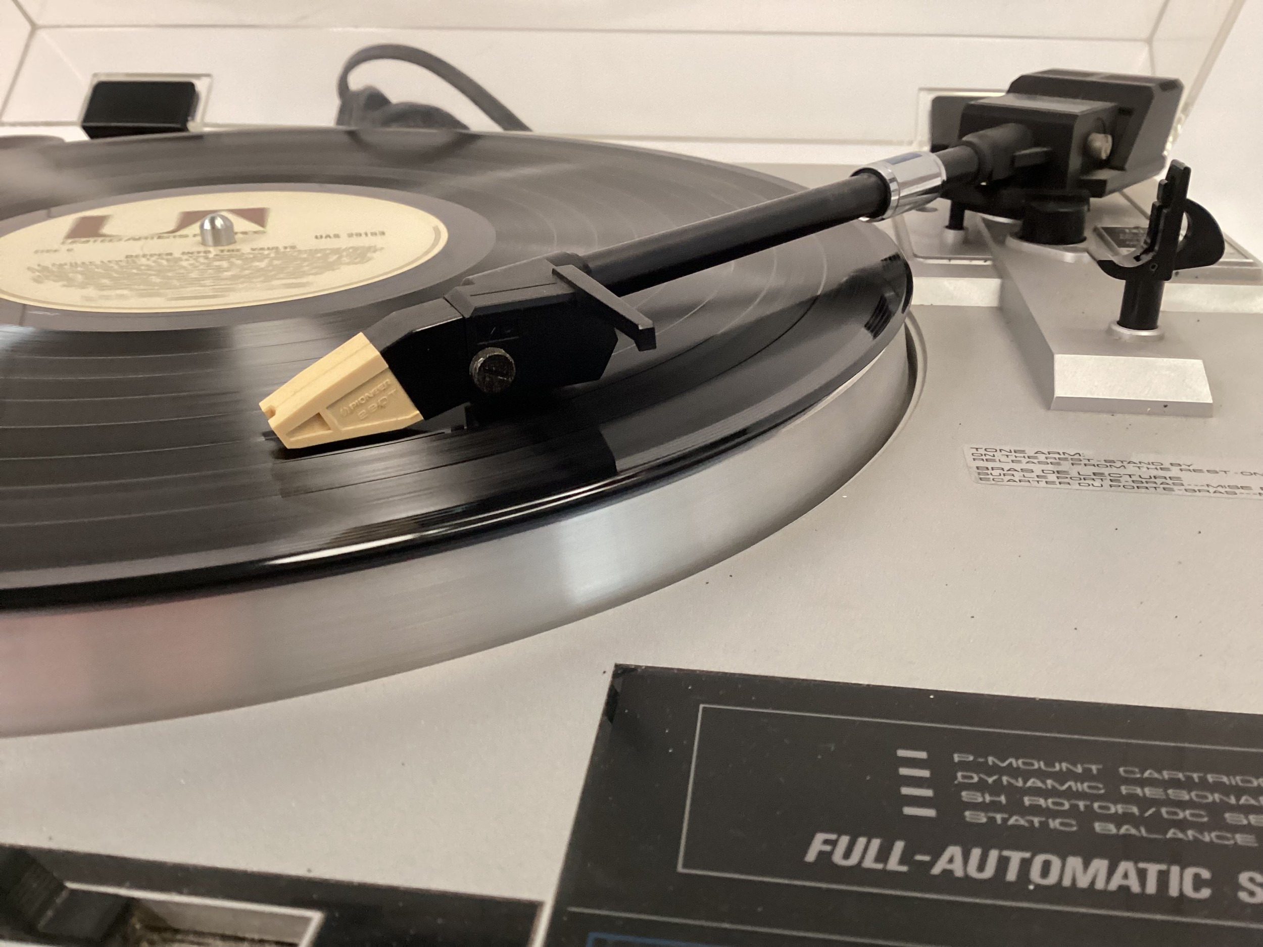 PIONEER STEREO TURNTABLE PL-560. This is a belt drive semi automatic turntable. Powers up and - Bild 2 aus 7