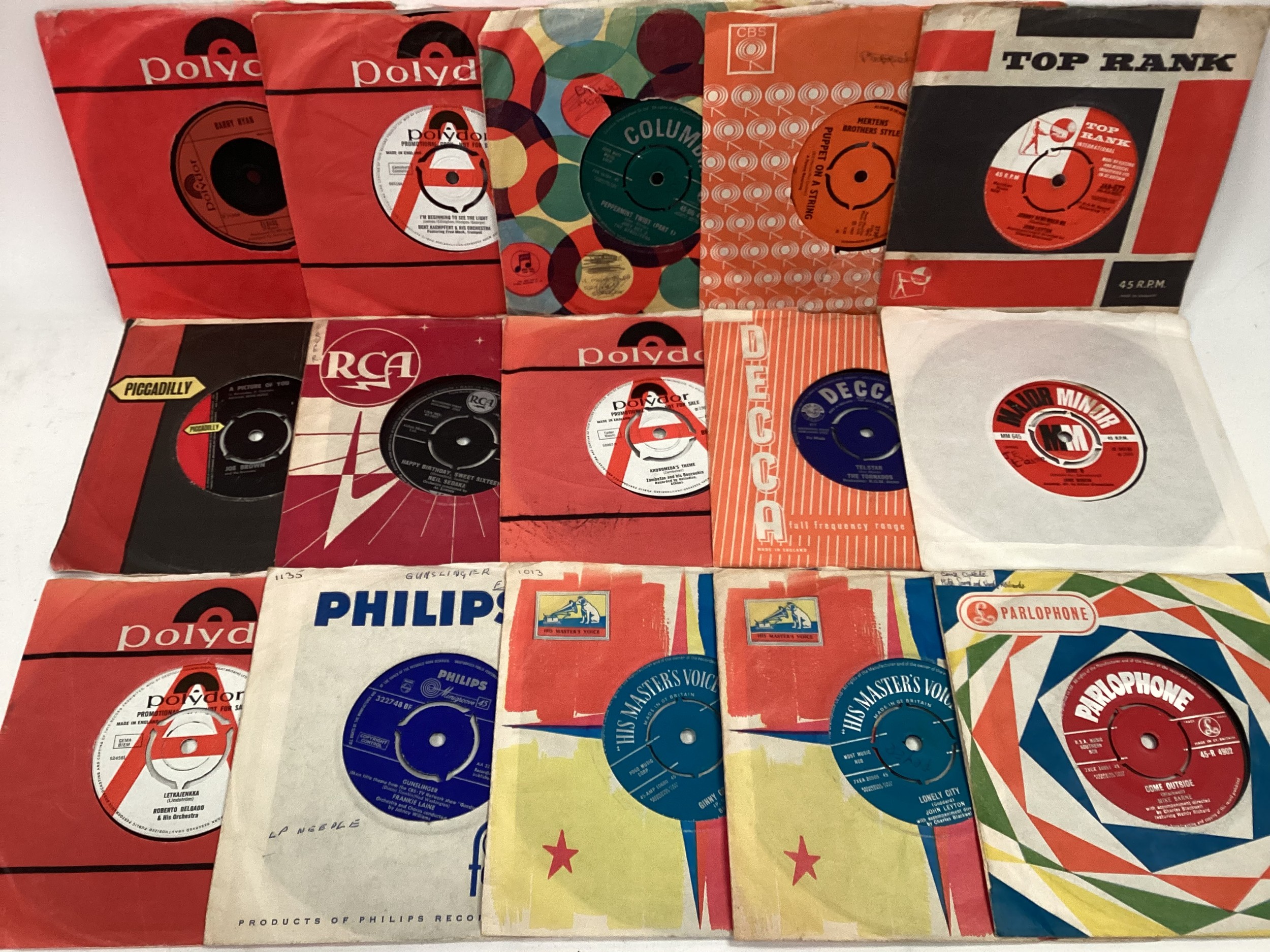 BOX OF VARIOUS 1960’S VINYL SINGLE RECORDS. Many artists which consist of mainly hits from the 60’ - Bild 2 aus 2