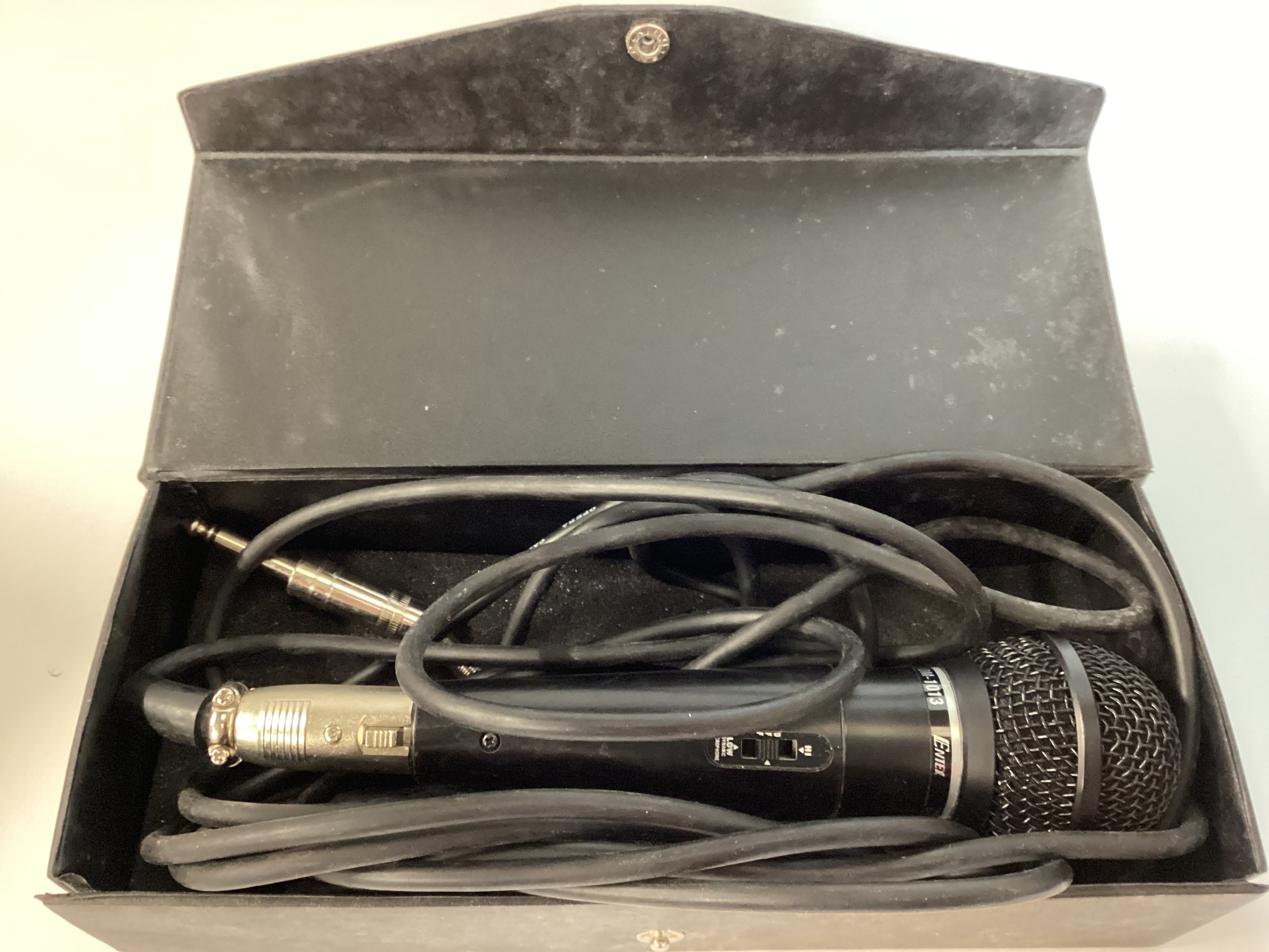 3 X UNI DIRECTIONAL DYNAMIC MICROPHONES. Here we have 3 mics from Entex DM-1013 each with a XLR - Image 4 of 4