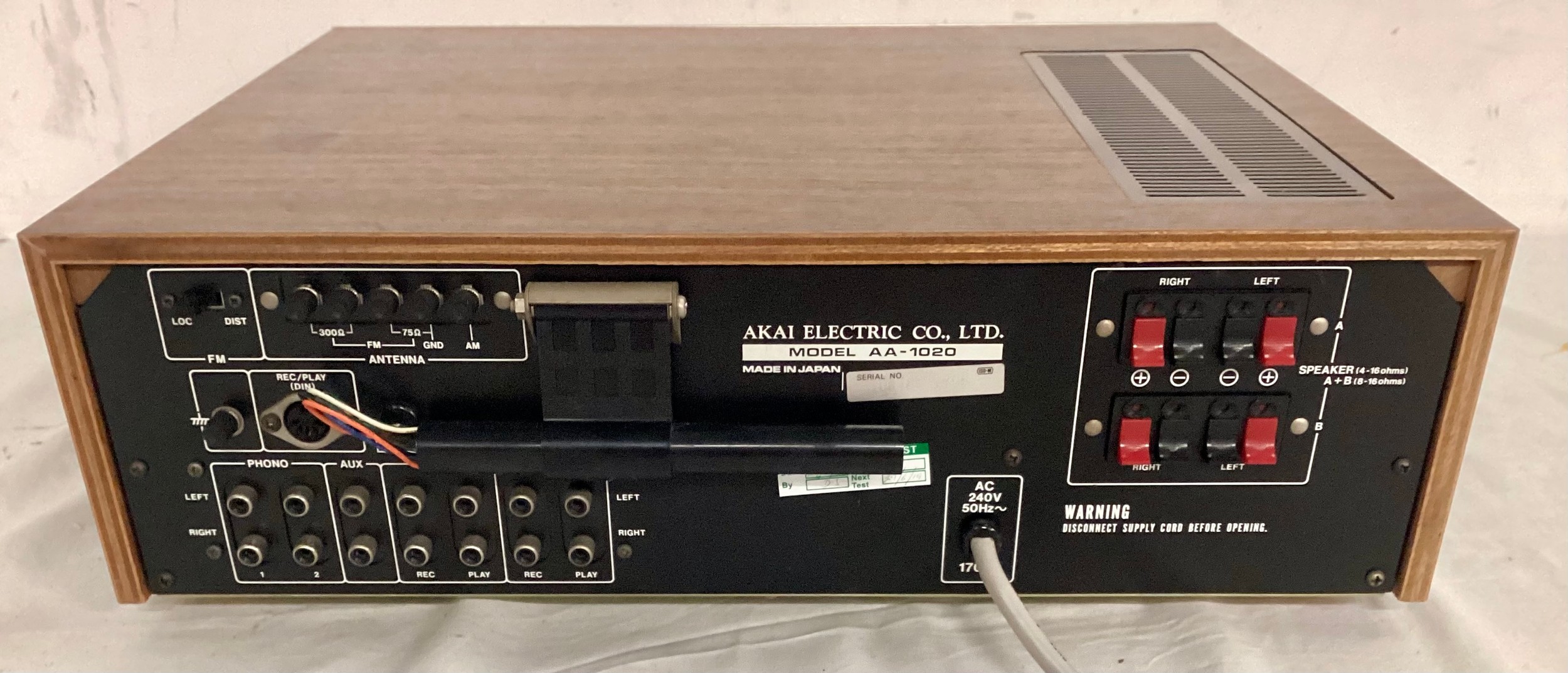 AKAI STEREO RECEIVER AMPLIFIER. This is model No. AA-1020 and is found in great condition. This unit - Bild 2 aus 2