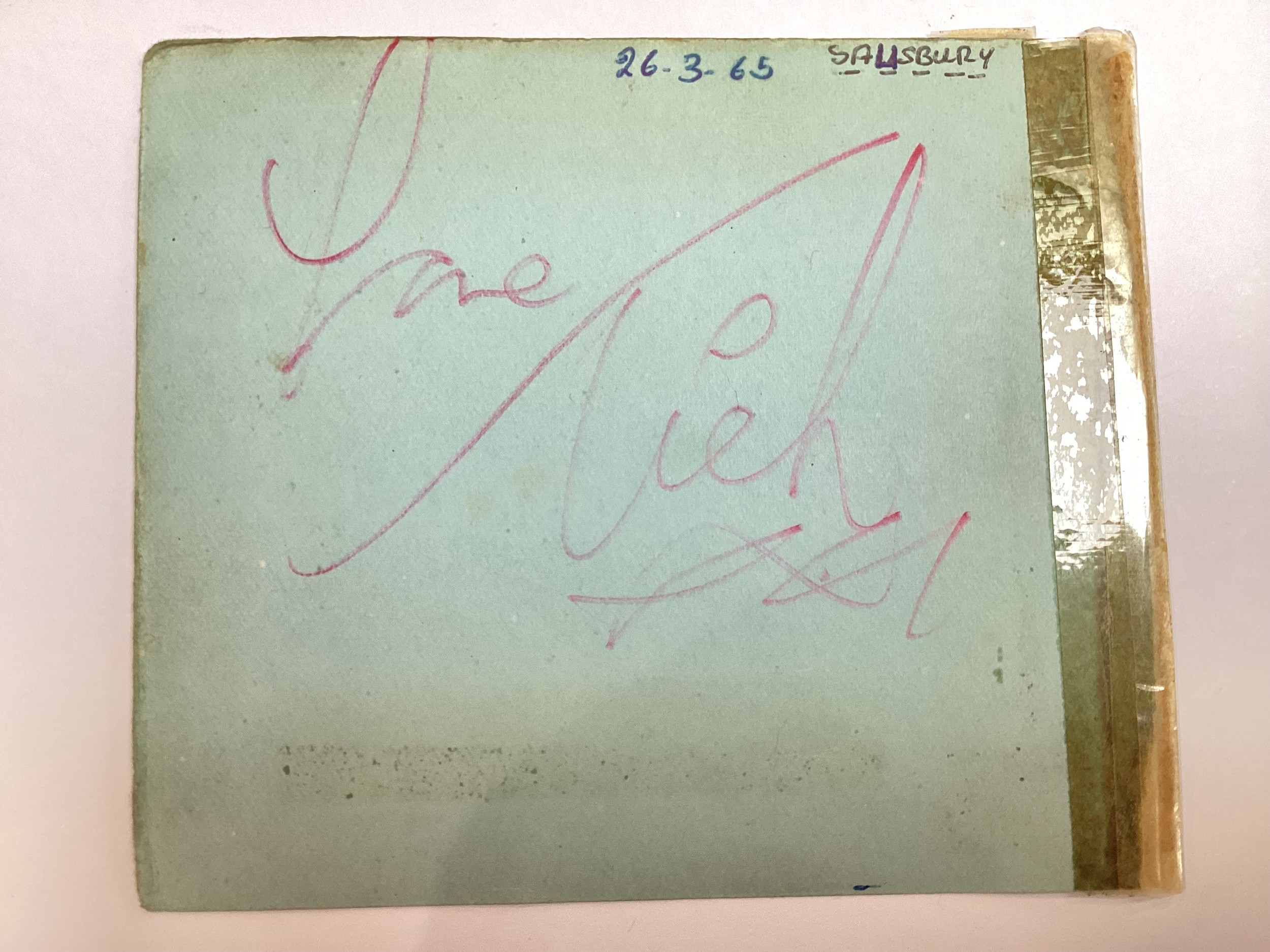 GENUINE 1960’S AUTOGRAPH BOOK CONTAINING VARIOUS POP / ROCK STARS. The book has seen better days - Bild 4 aus 14