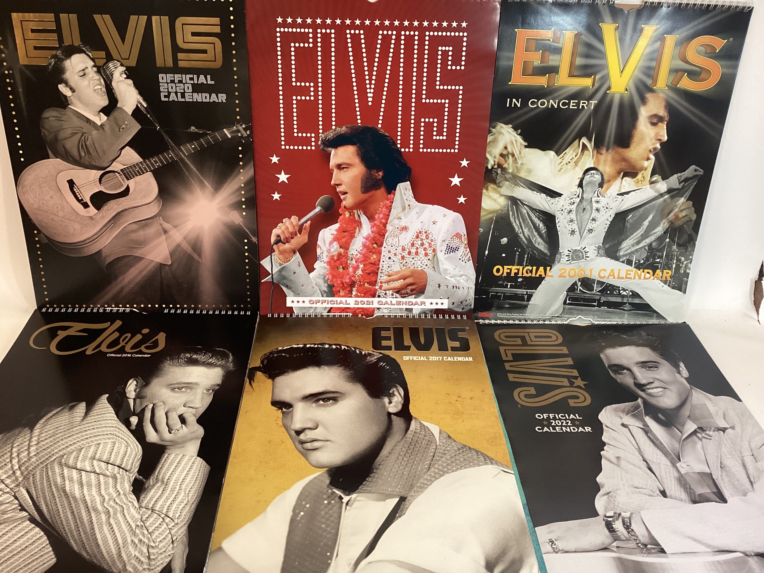 VARIOUS ELVIS PRESLEY CALENDARS. In this lot we find approx 36 calendars from various years and - Bild 2 aus 4