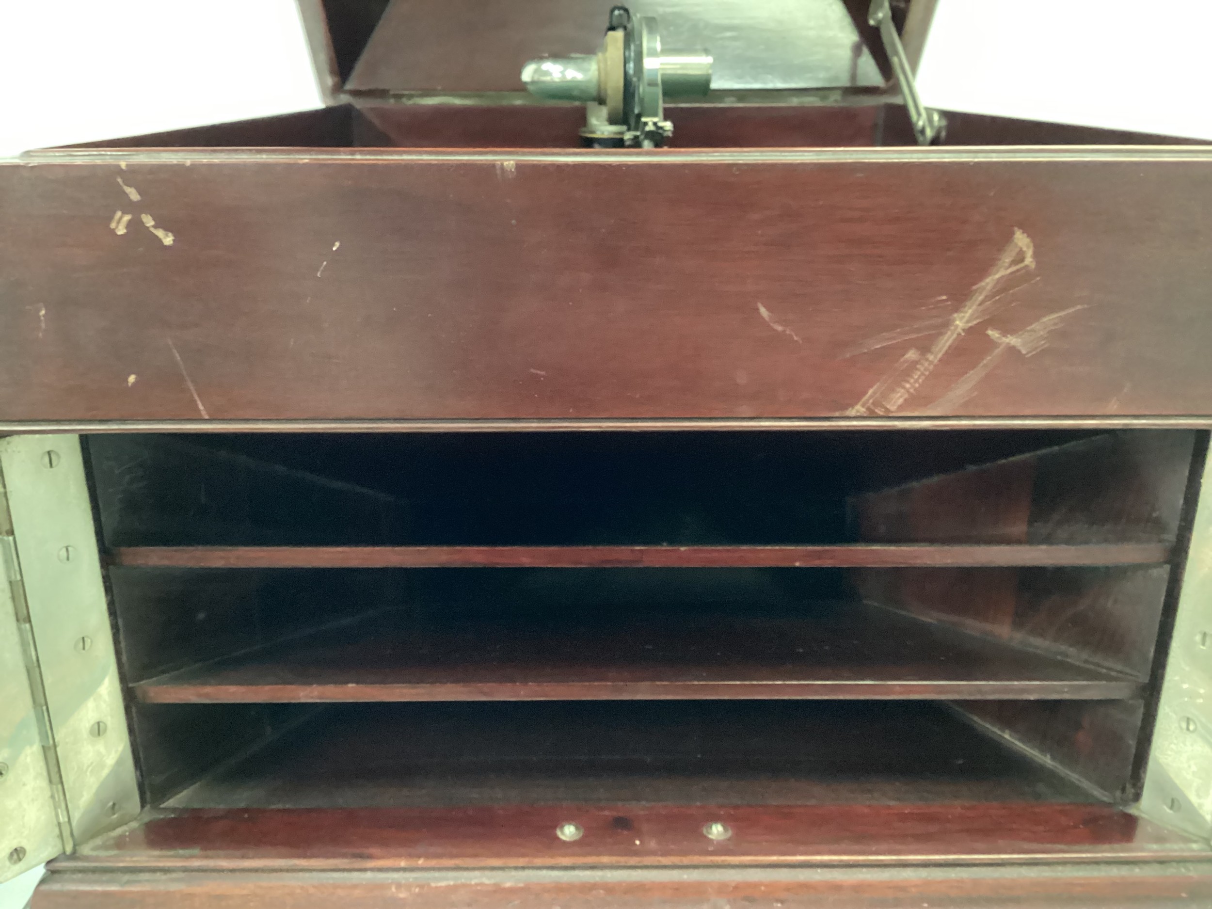 HMV CASED GRAMOPHONE. This is a vintage wind-up shellac playing record player. Complete with its - Bild 5 aus 8