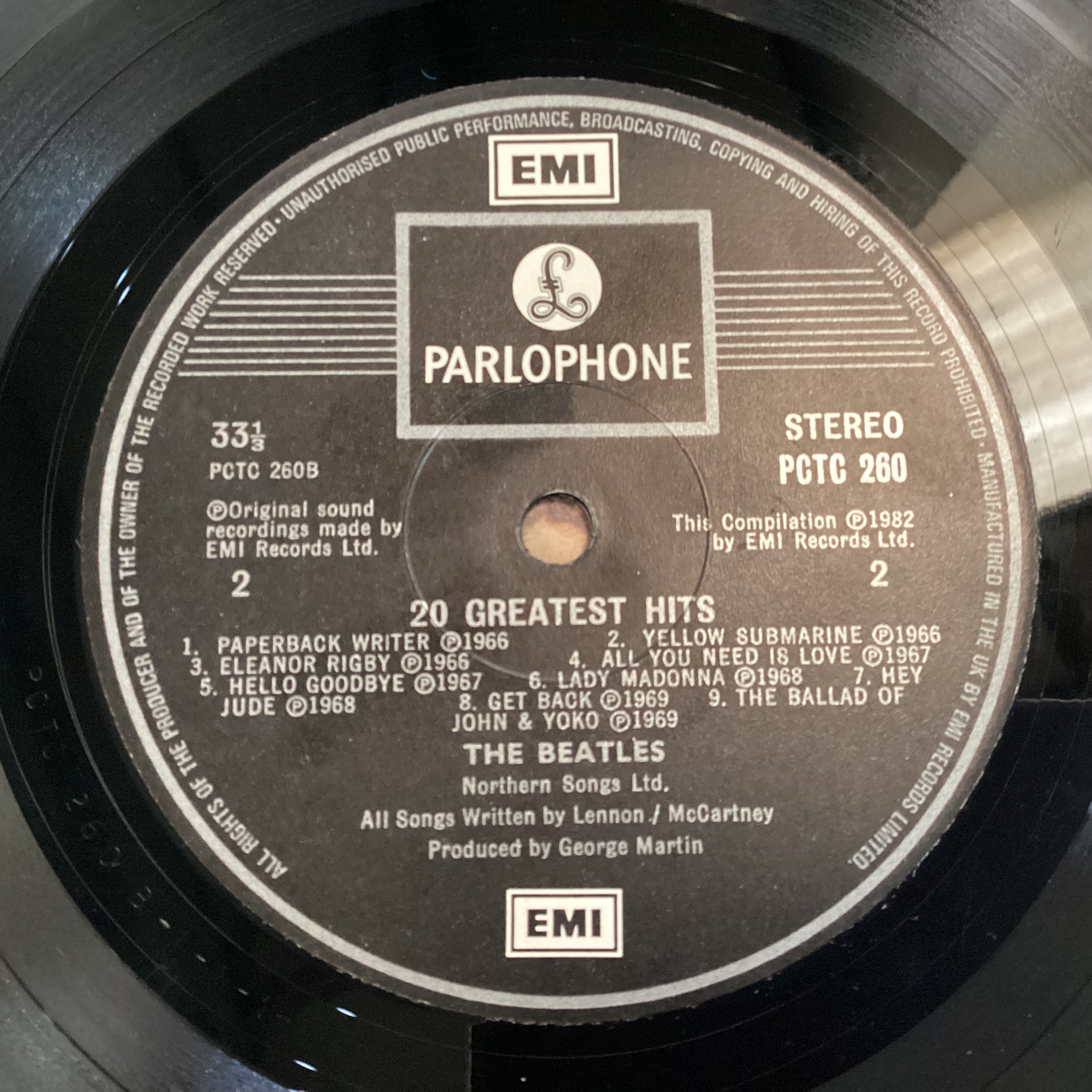 THE BEATLES VINYL LP RECORDS X 2. First we have a copy of ‘Help!’ On Parlophone PMC 1255 released in - Bild 4 aus 9