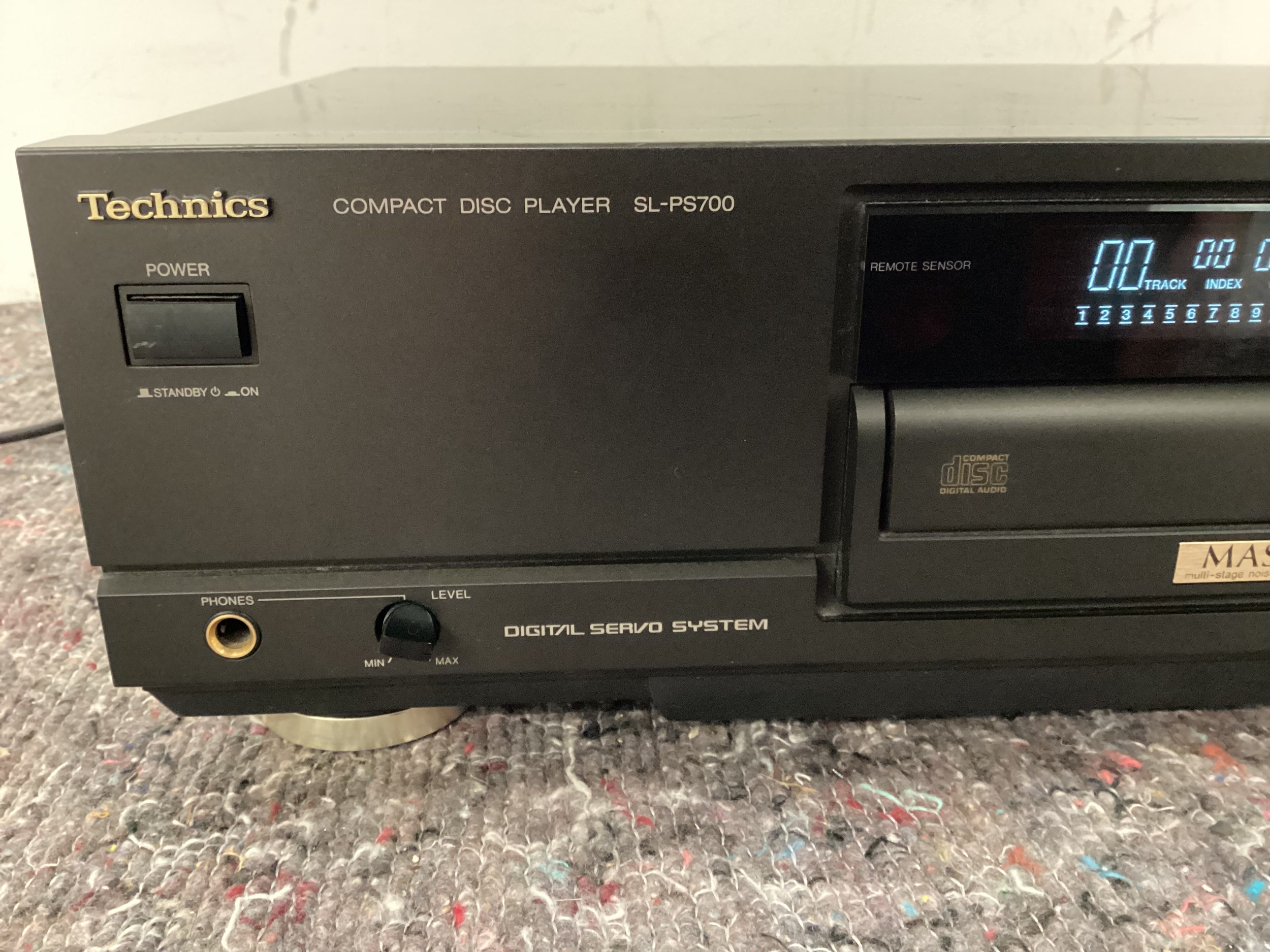 TECHNICS COMPACT DISC PLAYER. This unit powers up when plugged in and is model No. SL-PS700. - Image 3 of 4