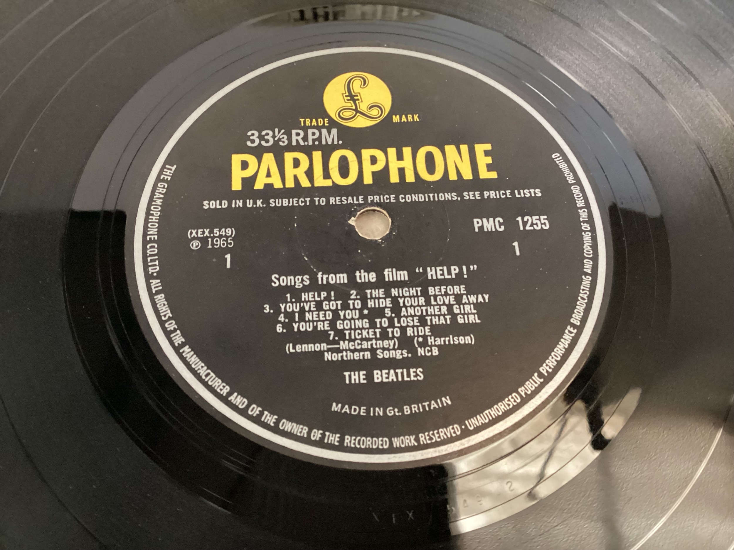 THE BEATLES VINYL LP RECORDS X 2. First we have a copy of ‘Help!’ On Parlophone PMC 1255 released in - Bild 7 aus 9