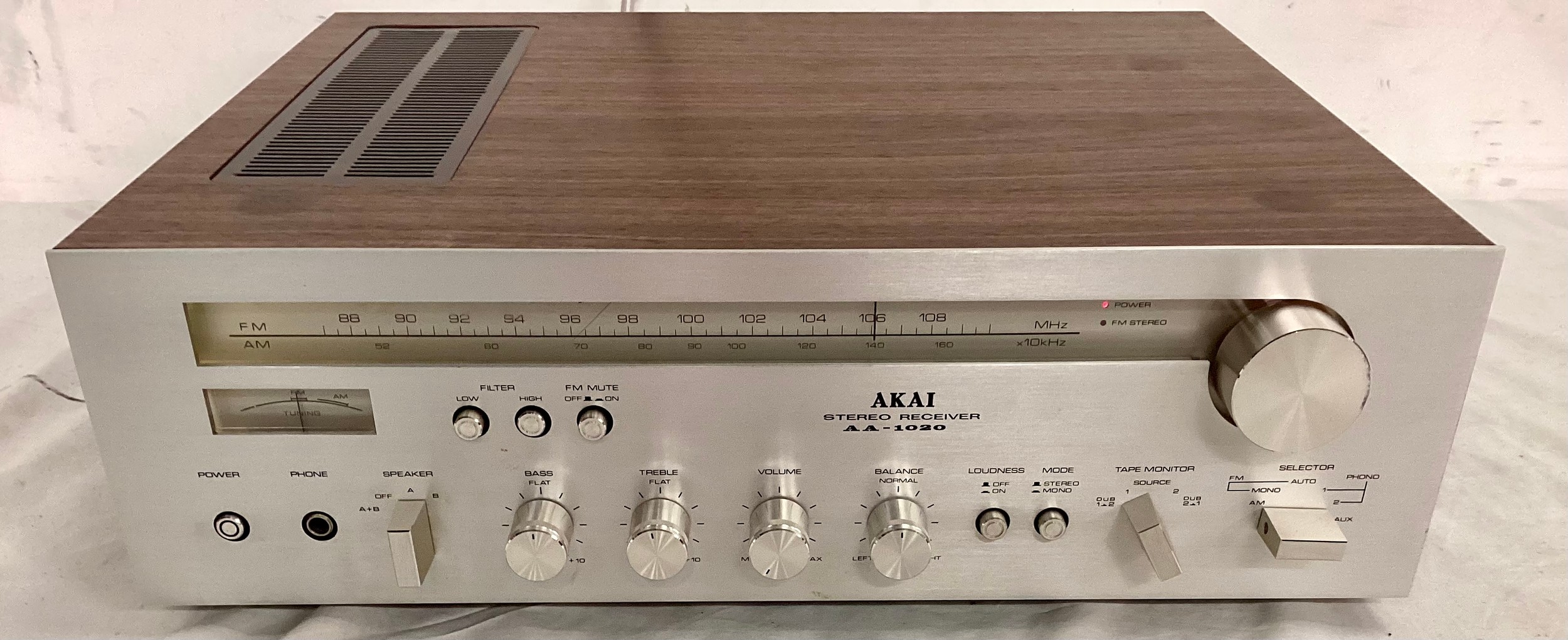 AKAI STEREO RECEIVER AMPLIFIER. This is model No. AA-1020 and is found in great condition. This unit