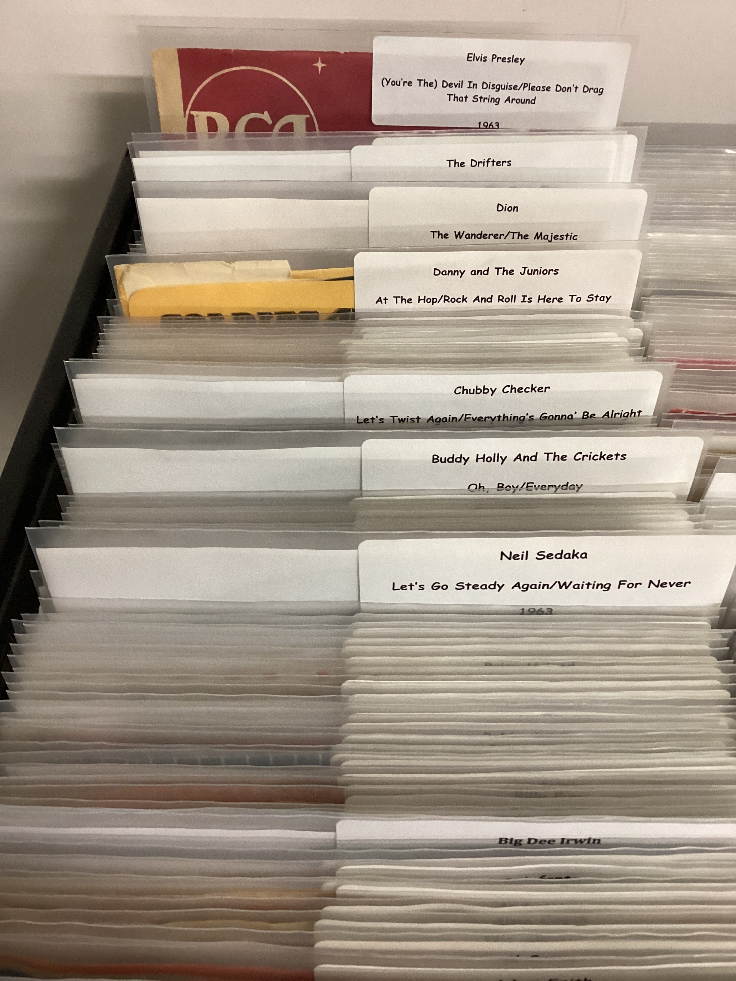 LARGE TRAY OF VARIOUS HIT SINGLES. - Image 2 of 3