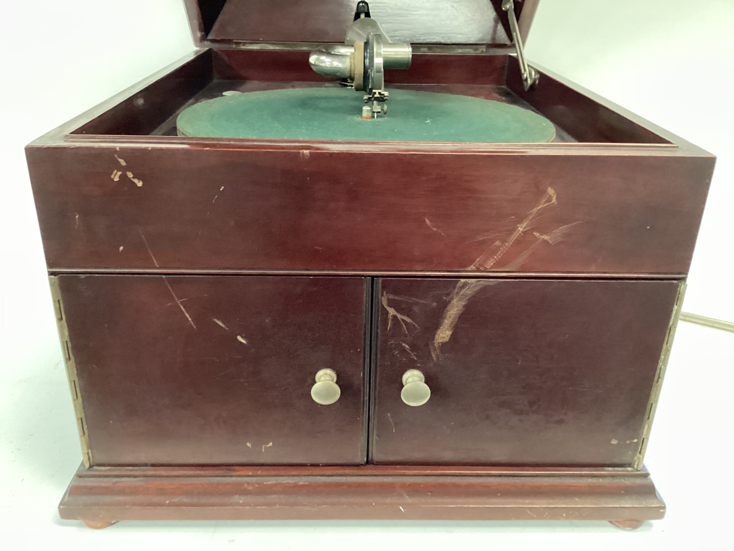 HMV CASED GRAMOPHONE. This is a vintage wind-up shellac playing record player. Complete with its - Bild 6 aus 8