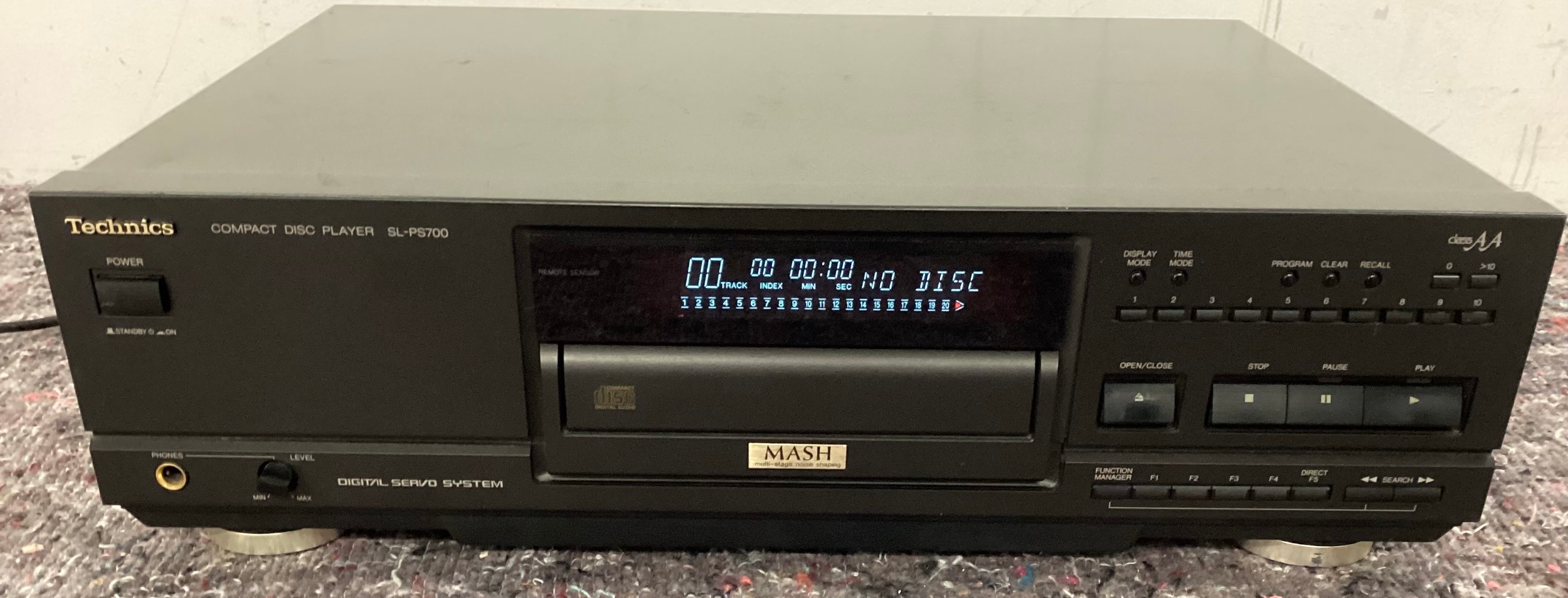 TECHNICS COMPACT DISC PLAYER. This unit powers up when plugged in and is model No. SL-PS700.