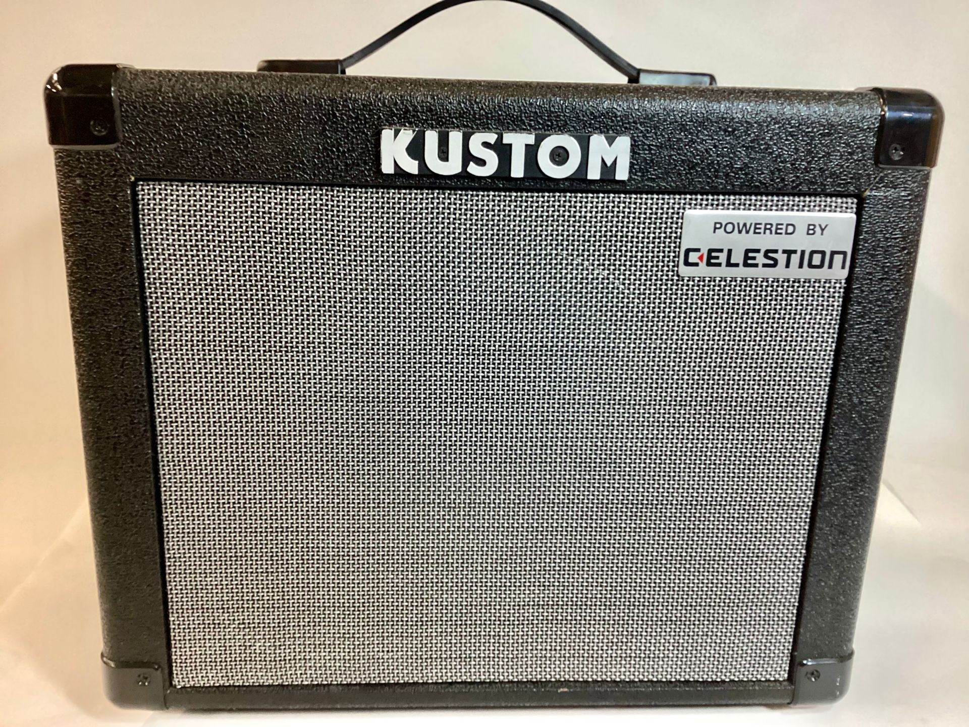 KUSTOM GUITAR AMPLIFIER. This unit powers up fine and is in Ex condition. The model number is KMA-