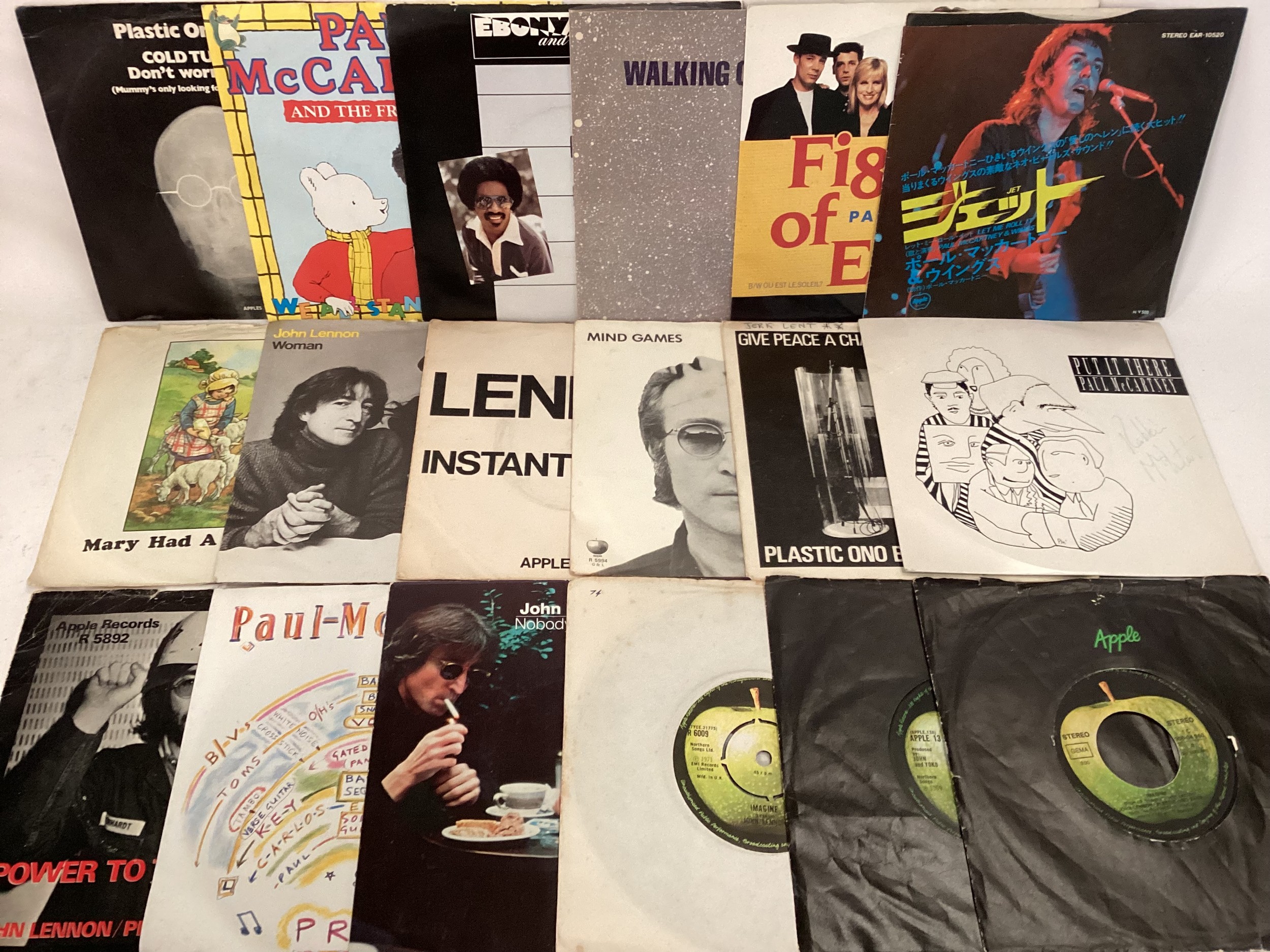 CASE OF VARIOUS BEATLES RELATED SINGLE RECORDS. This selection includes releases from - Plastic - Bild 2 aus 2