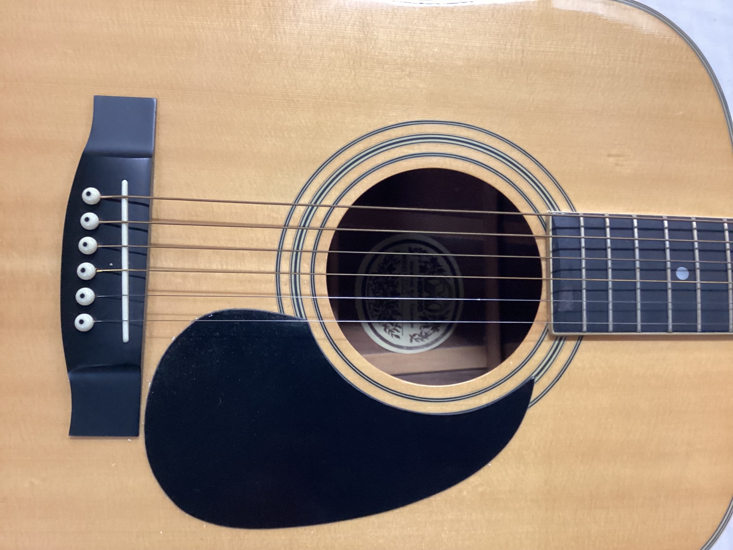 HONDO ACOUSTIC 6 STRING GUITAR. This is model No. H35 which is from the early 1980's and a copy of - Image 5 of 7
