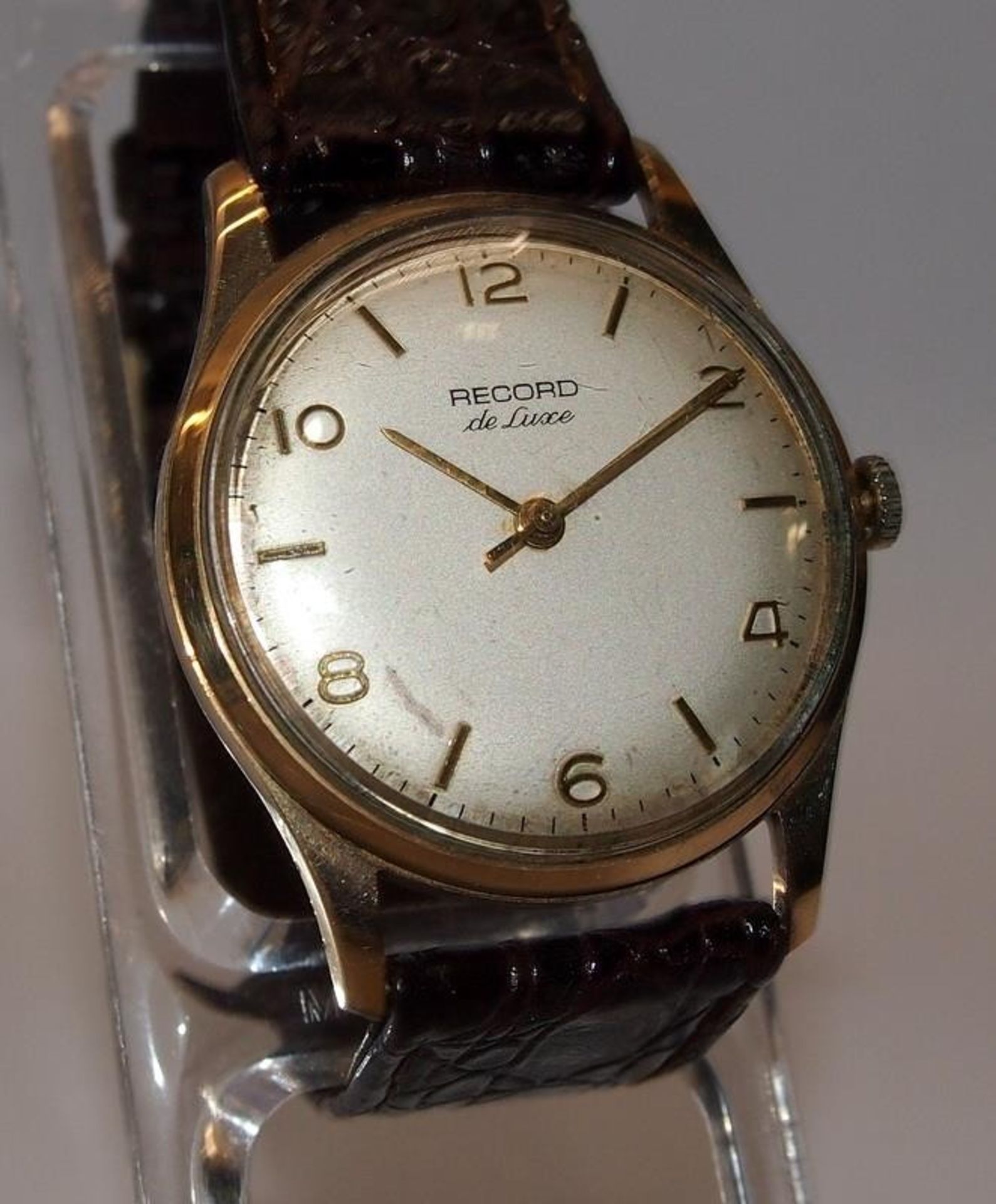 9ct gold cased Record de luxe gents manual wind dress watch. Working at time of listing