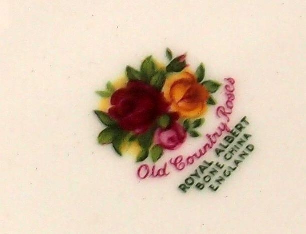 Extensive Royal Albert Old Country Roses tea service: 8 teacups with 11 saucers, 12 x 16cms - Image 2 of 2