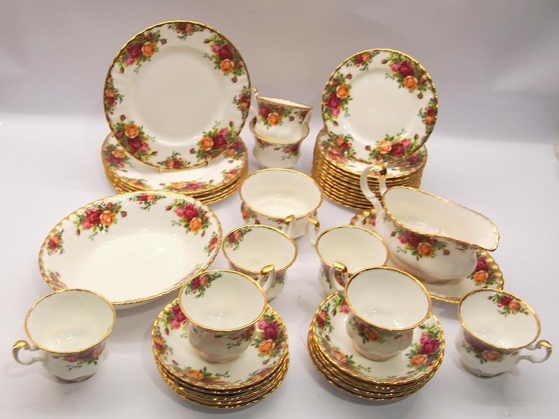 Extensive Royal Albert Old Country Roses tea service: 8 teacups with 11 saucers, 12 x 16cms