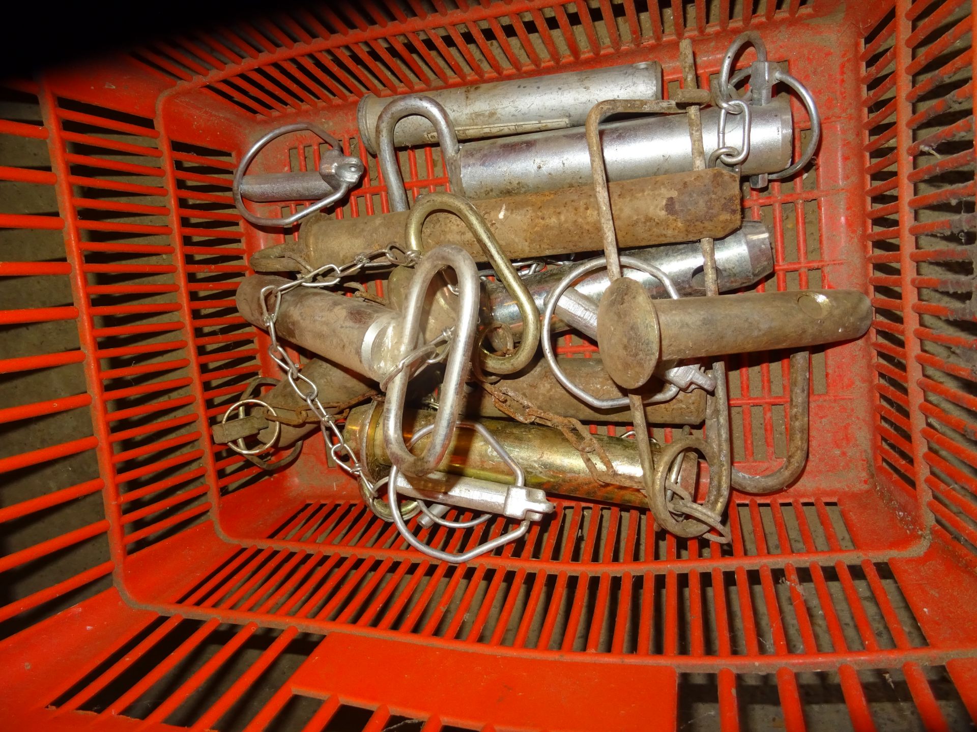 BASKET OF TRACTOR DRAW PINS - Image 2 of 2
