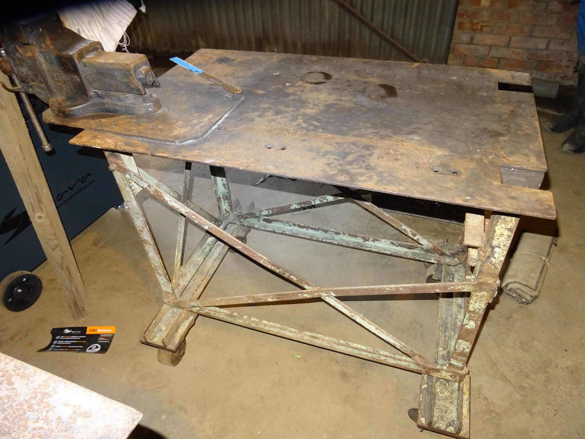 METAL WHEELED BENCH WITH VICE