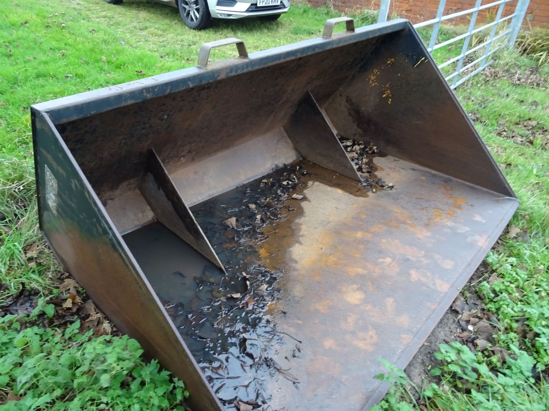 1TONNE GRAIN BUCKET WITH MANITOU FITTINGS - Image 2 of 2