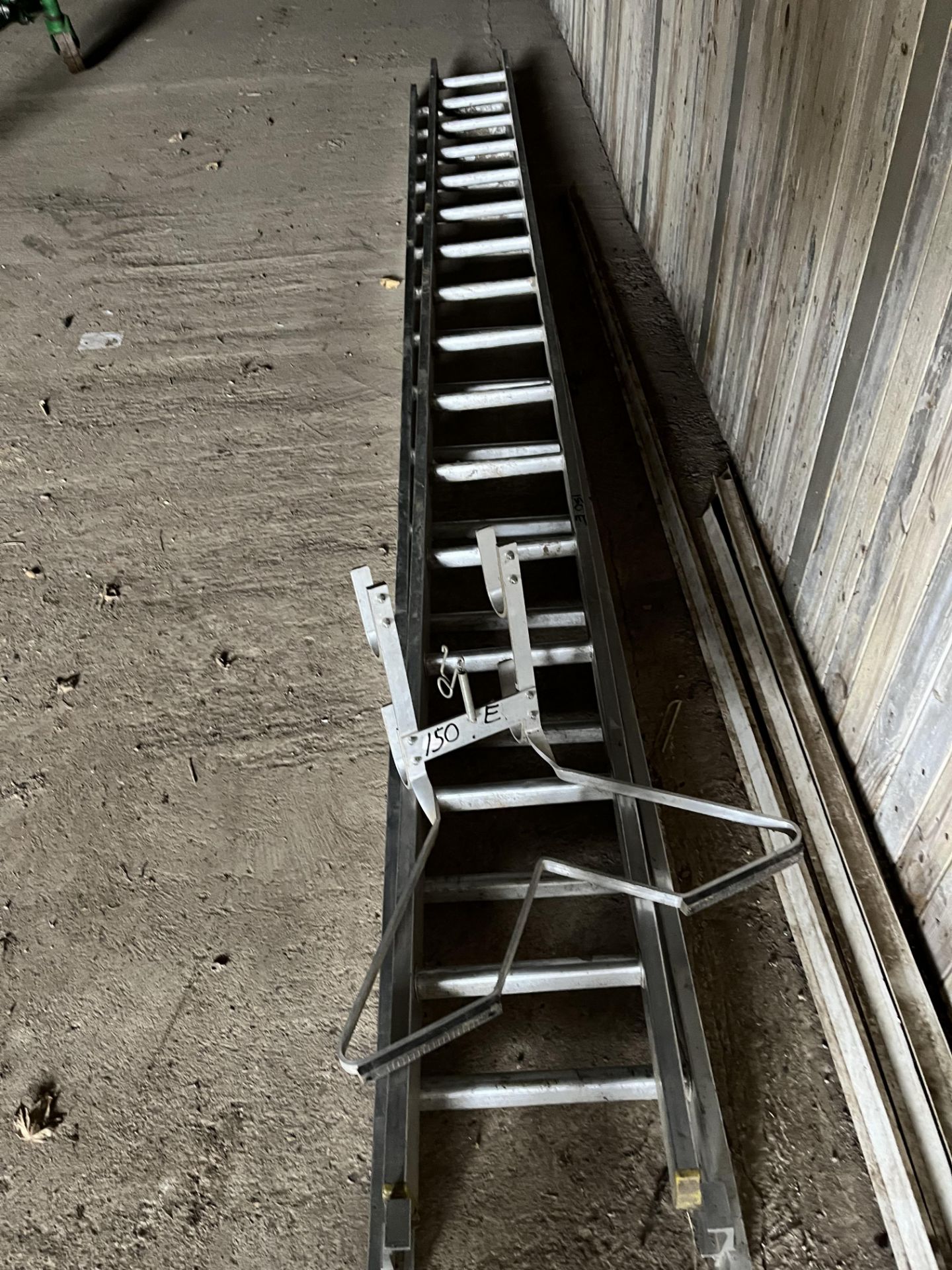 ALUMINIUM EXTENDING LADDER AND FRAME