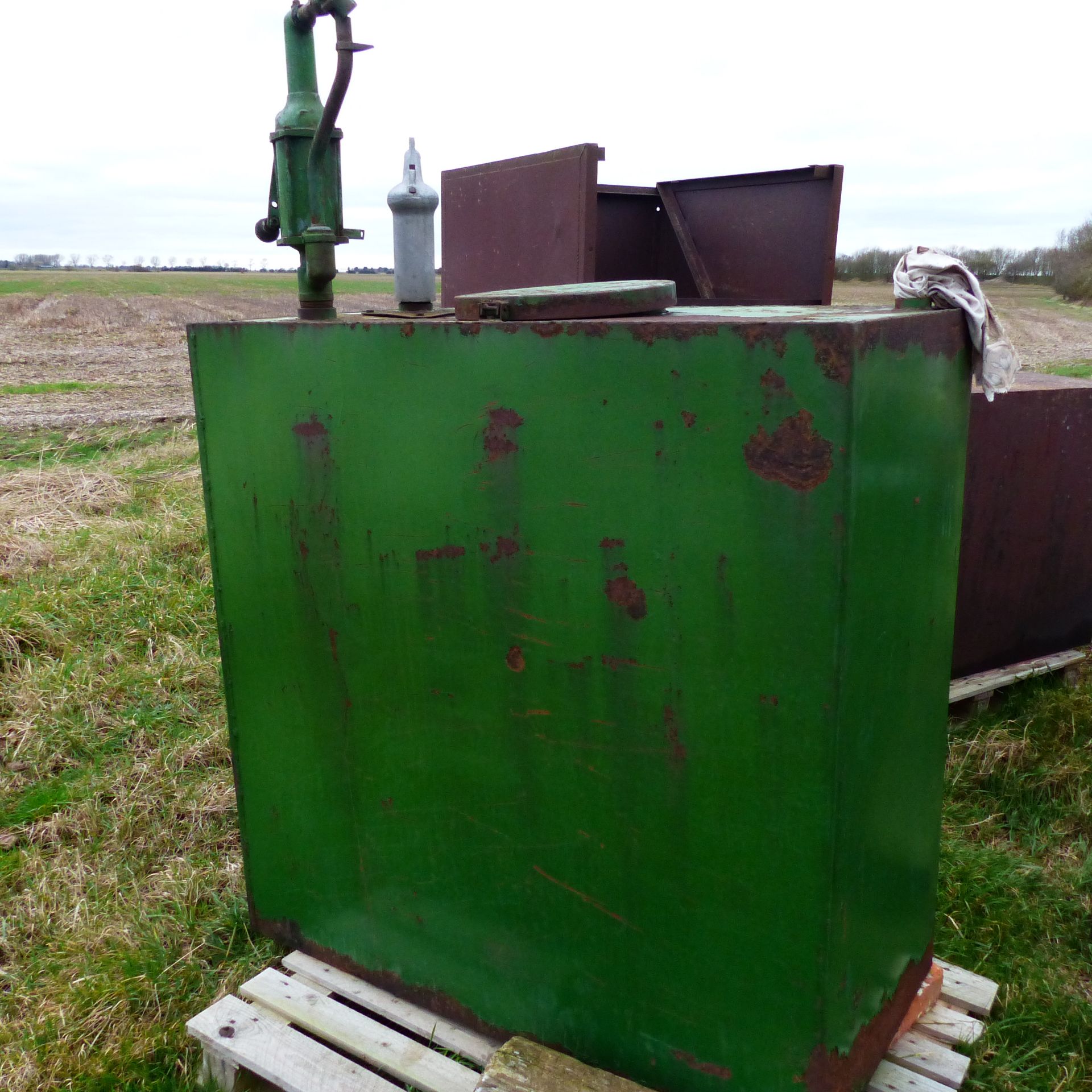 OIL TANK WITH PUMP