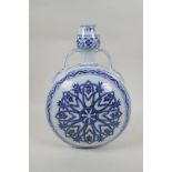 A Chinese blue and white porcelain garlic head shaped moon flask with two handles, 4 character marks