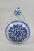 A Chinese blue and white porcelain garlic head shaped moon flask with two handles, 4 character marks