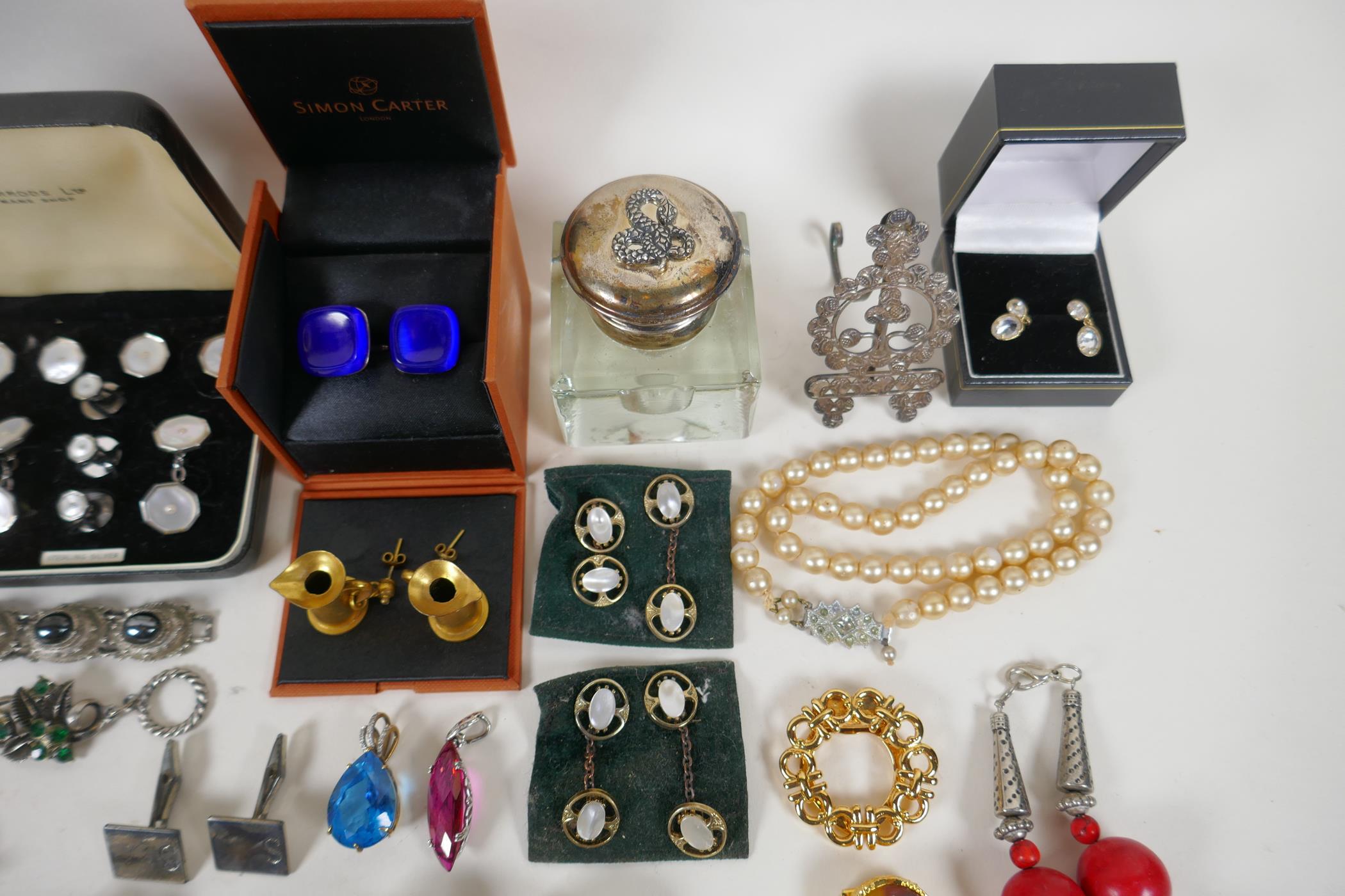 A collection of good quality vintage costume jewellery including brooches, necklaces, earrings, - Image 2 of 8