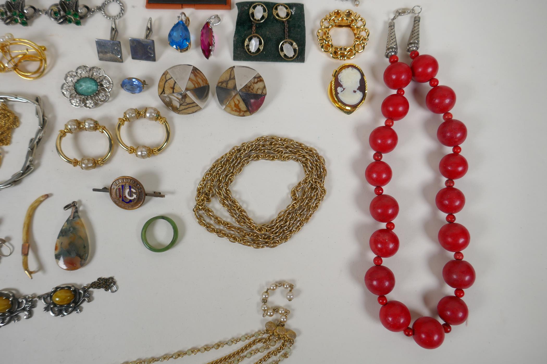 A collection of good quality vintage costume jewellery including brooches, necklaces, earrings, - Image 3 of 8