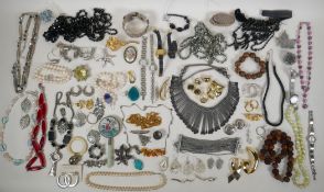 A quantity of good quality costume jewellery to include necklaces, earrings, brooches and other