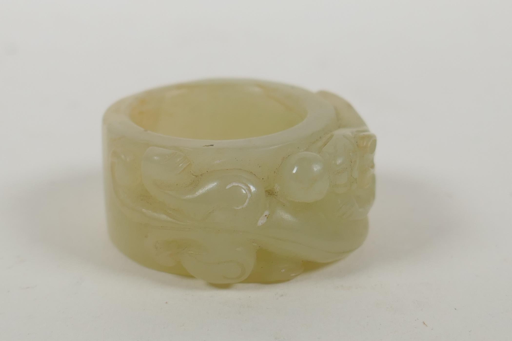 A Chinese hardstone thumb ring with carved dragon decoration - Image 2 of 3
