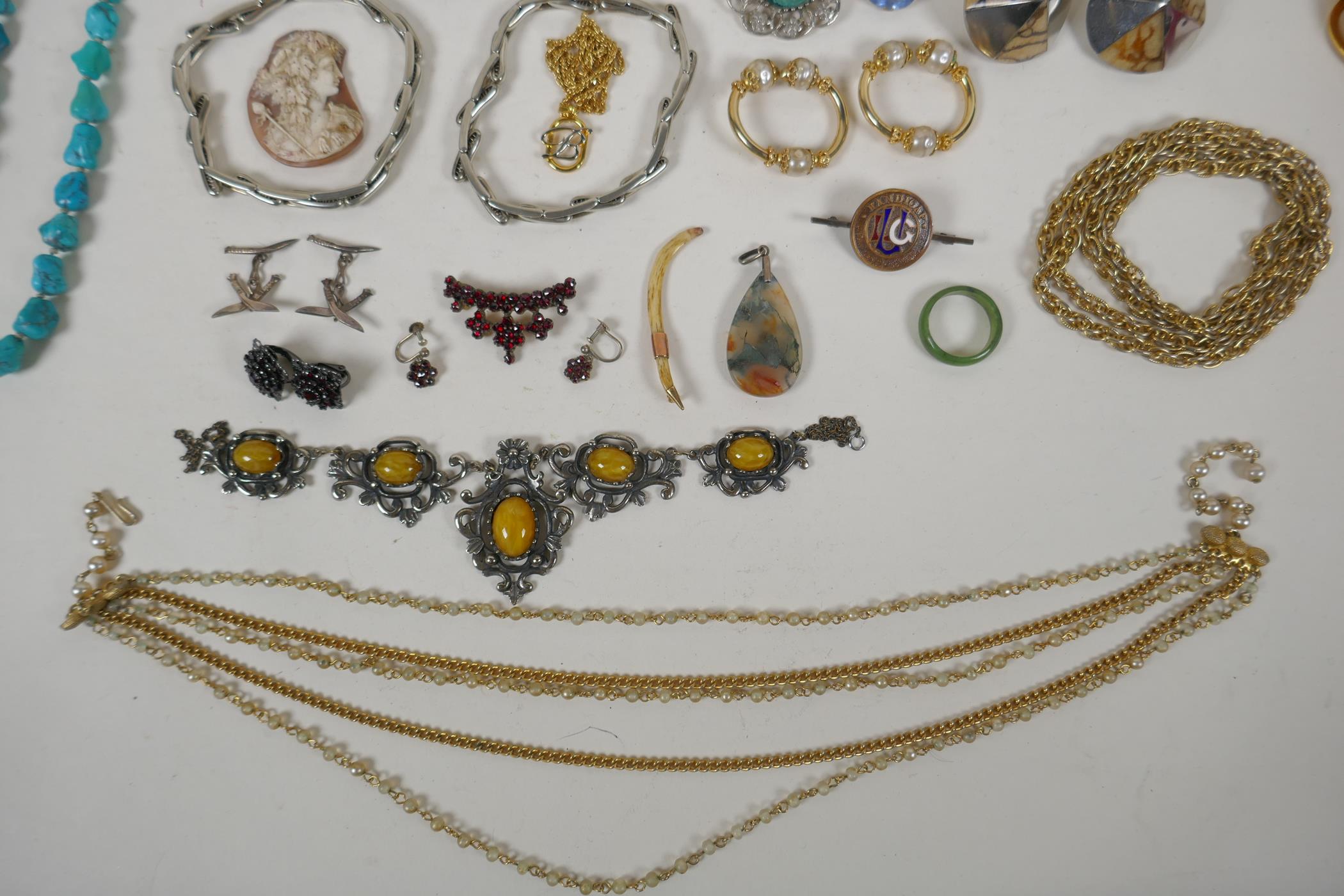 A collection of good quality vintage costume jewellery including brooches, necklaces, earrings, - Image 4 of 8