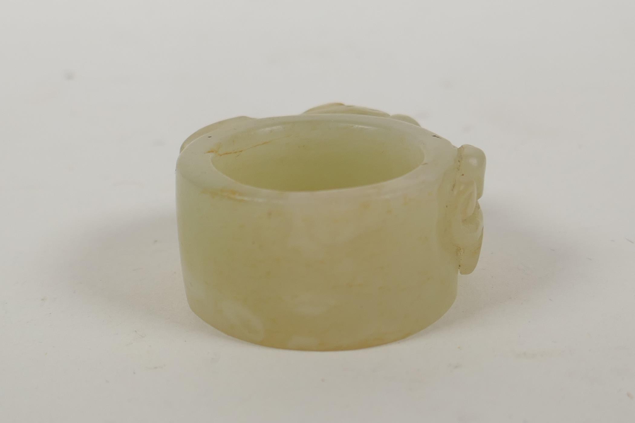 A Chinese hardstone thumb ring with carved dragon decoration - Image 3 of 3