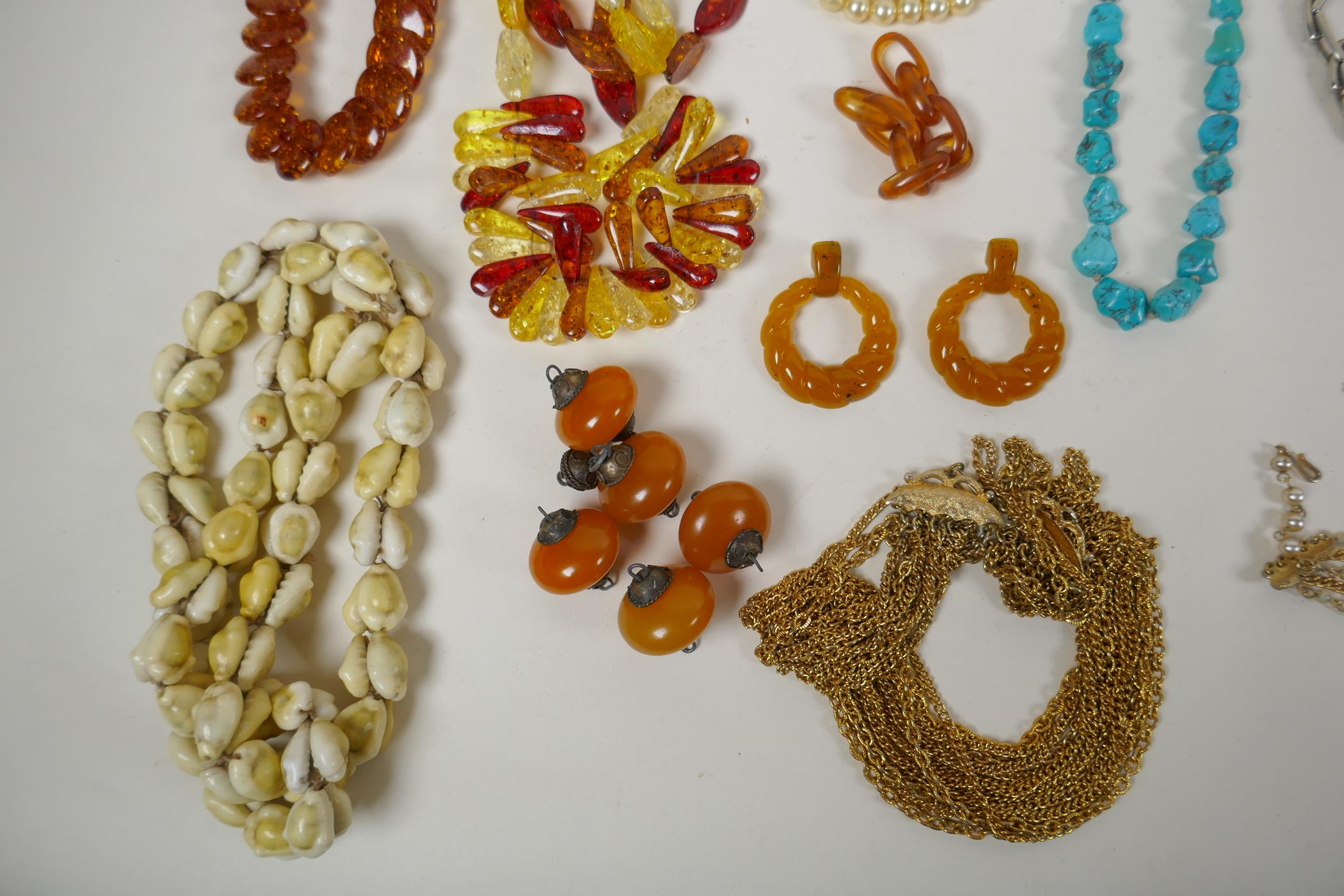 A collection of good quality vintage costume jewellery including brooches, necklaces, earrings, - Image 6 of 8