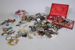 A quantity of costume jewellery