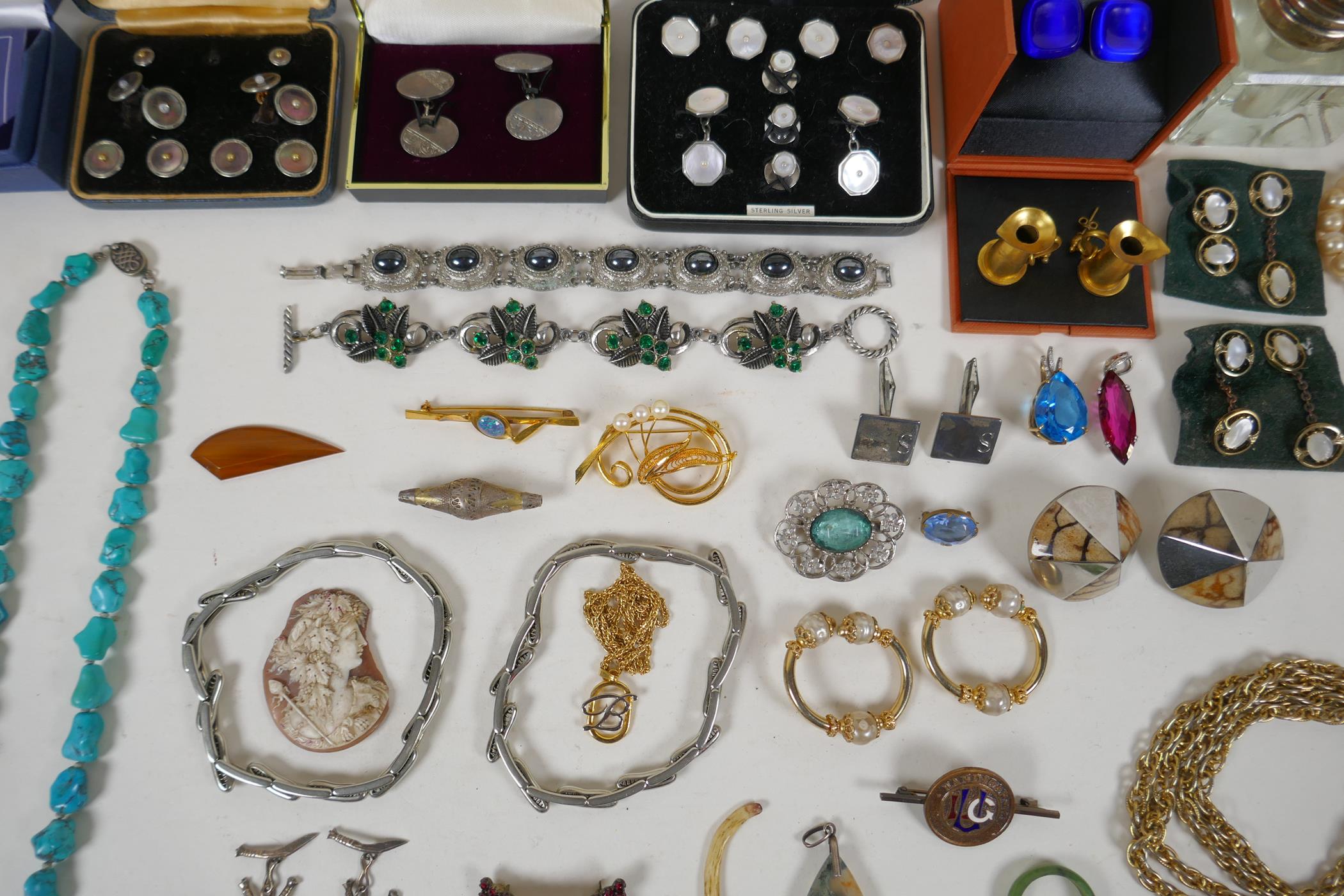 A collection of good quality vintage costume jewellery including brooches, necklaces, earrings, - Image 5 of 8