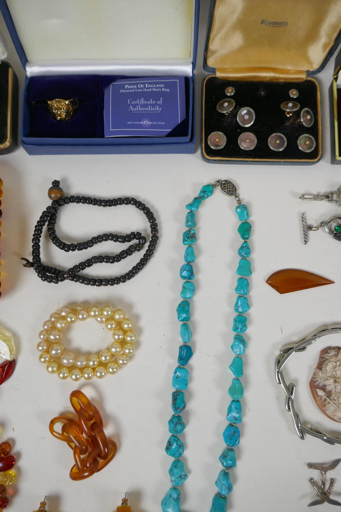 A collection of good quality vintage costume jewellery including brooches, necklaces, earrings, - Image 8 of 8